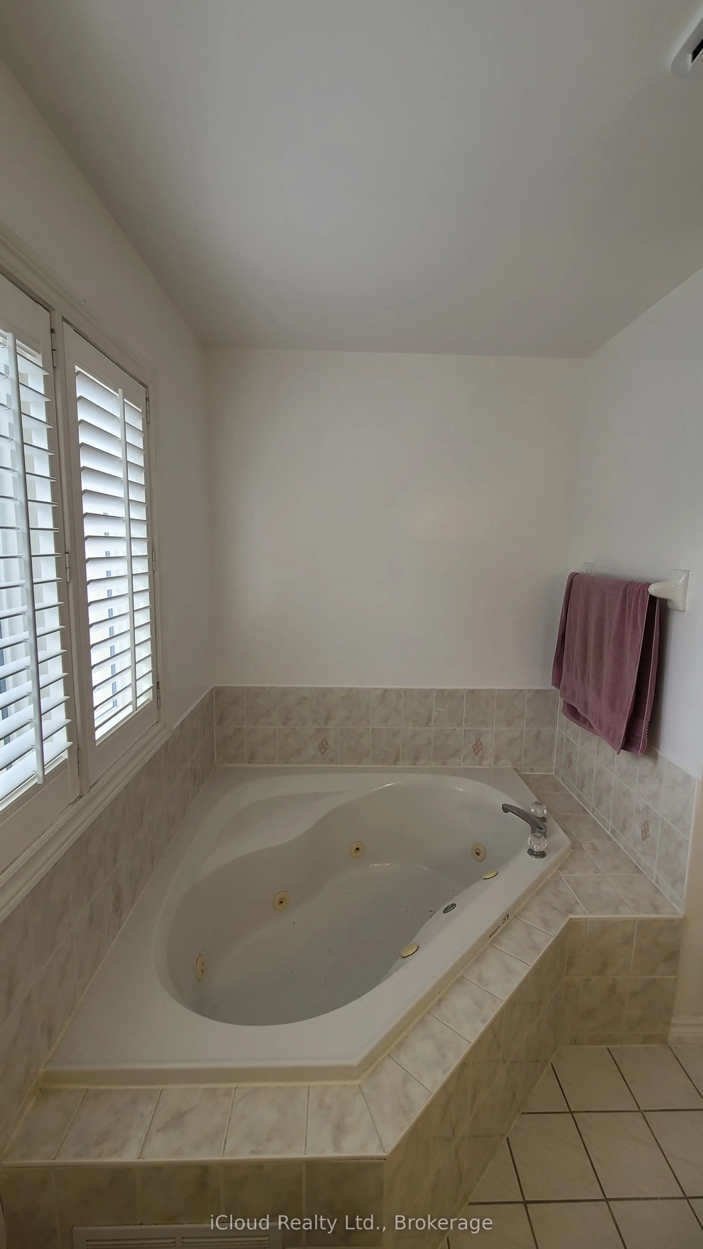 61 Raintree Crescent W