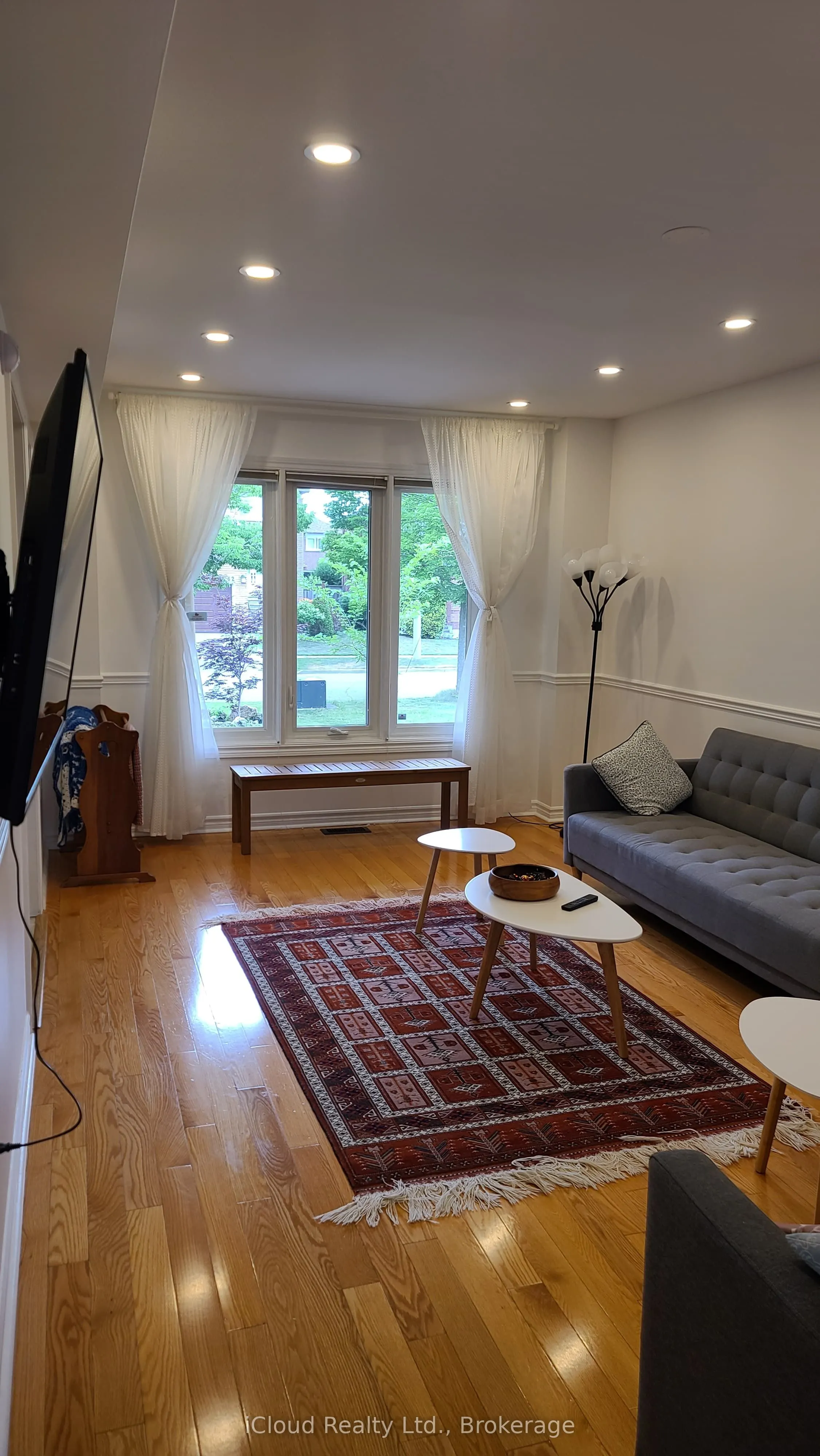 61 Raintree Crescent W