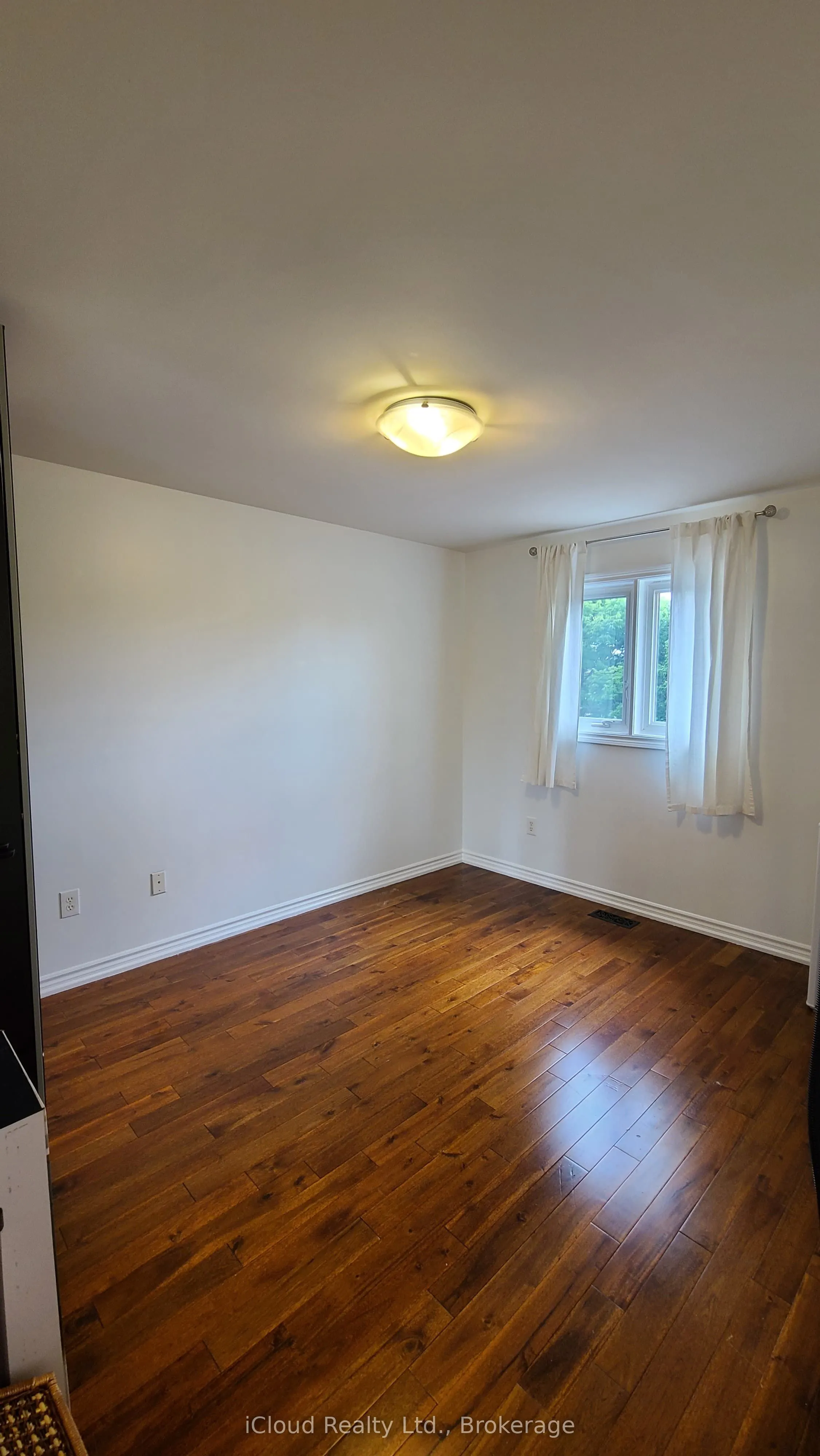 61 Raintree Crescent W
