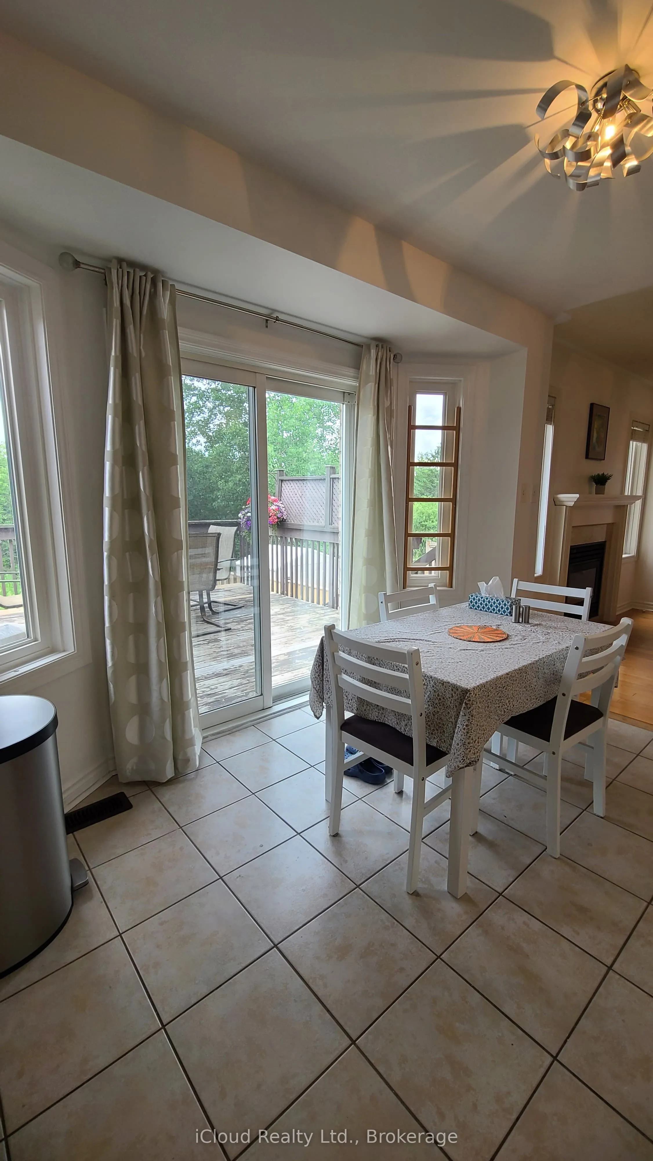 61 Raintree Crescent W