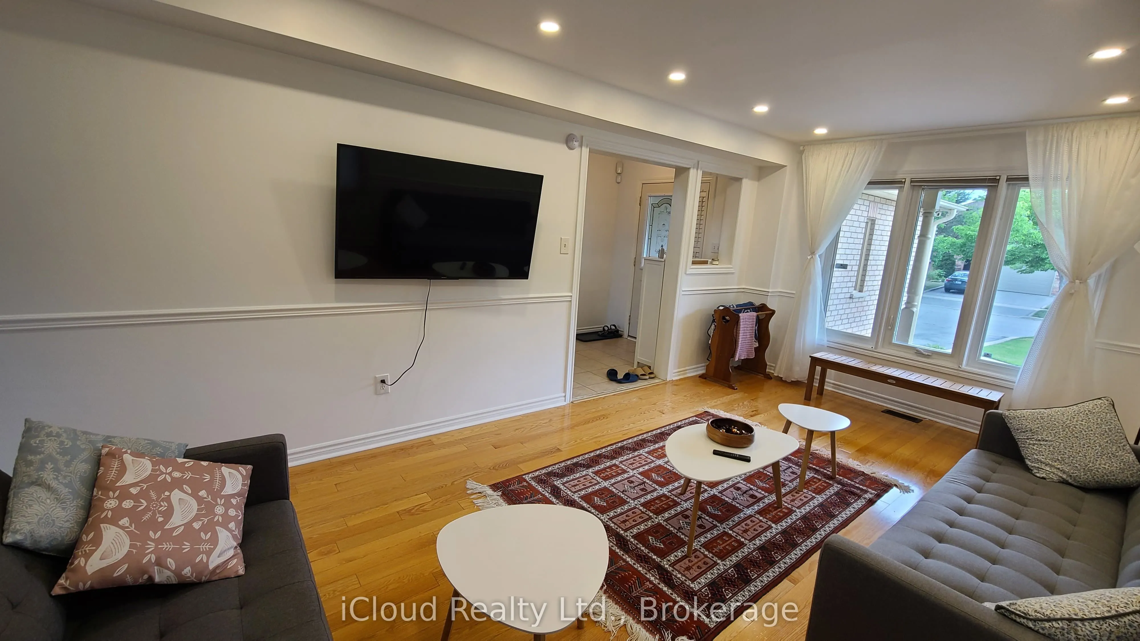 61 Raintree Crescent W