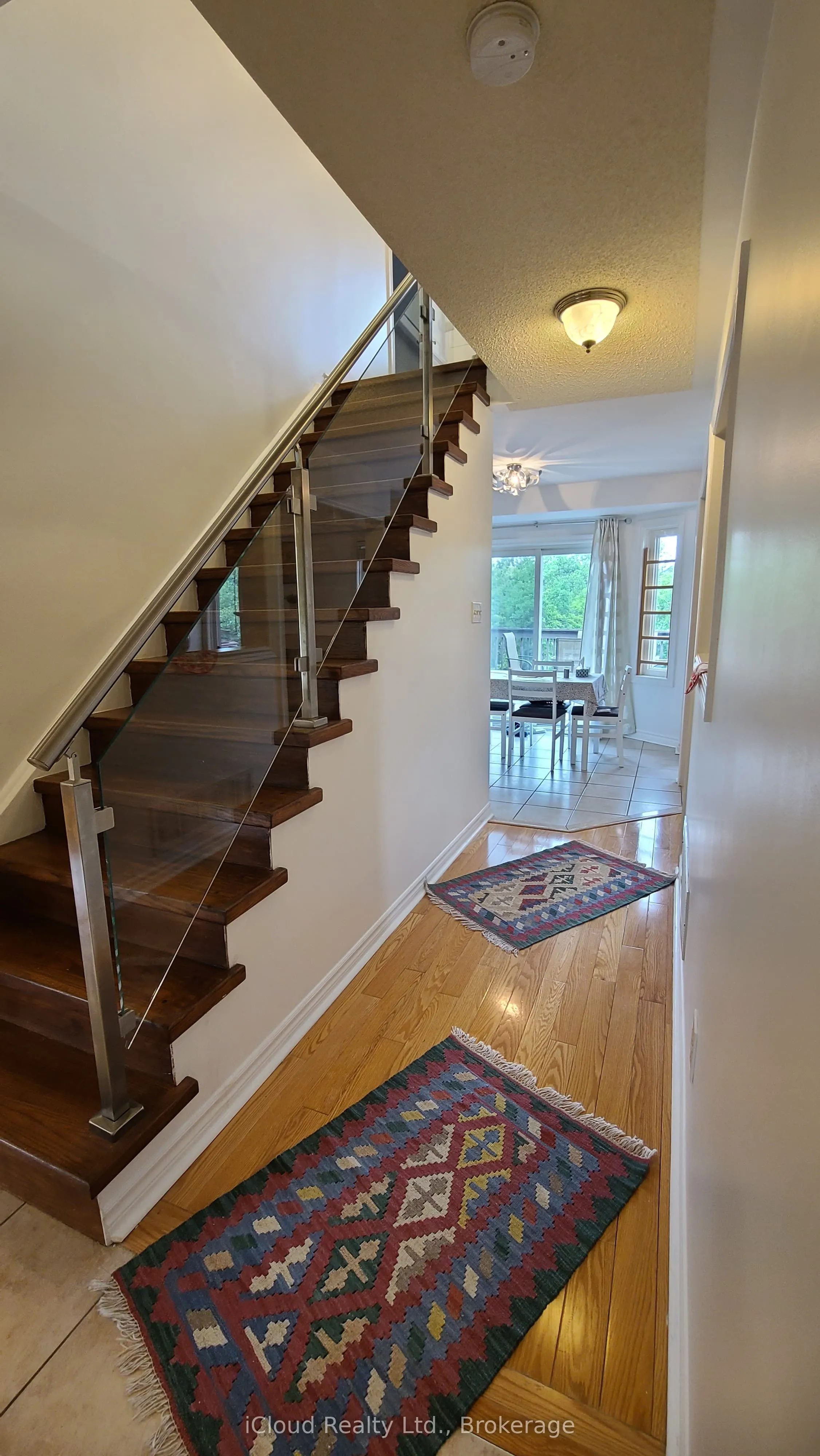 61 Raintree Crescent W