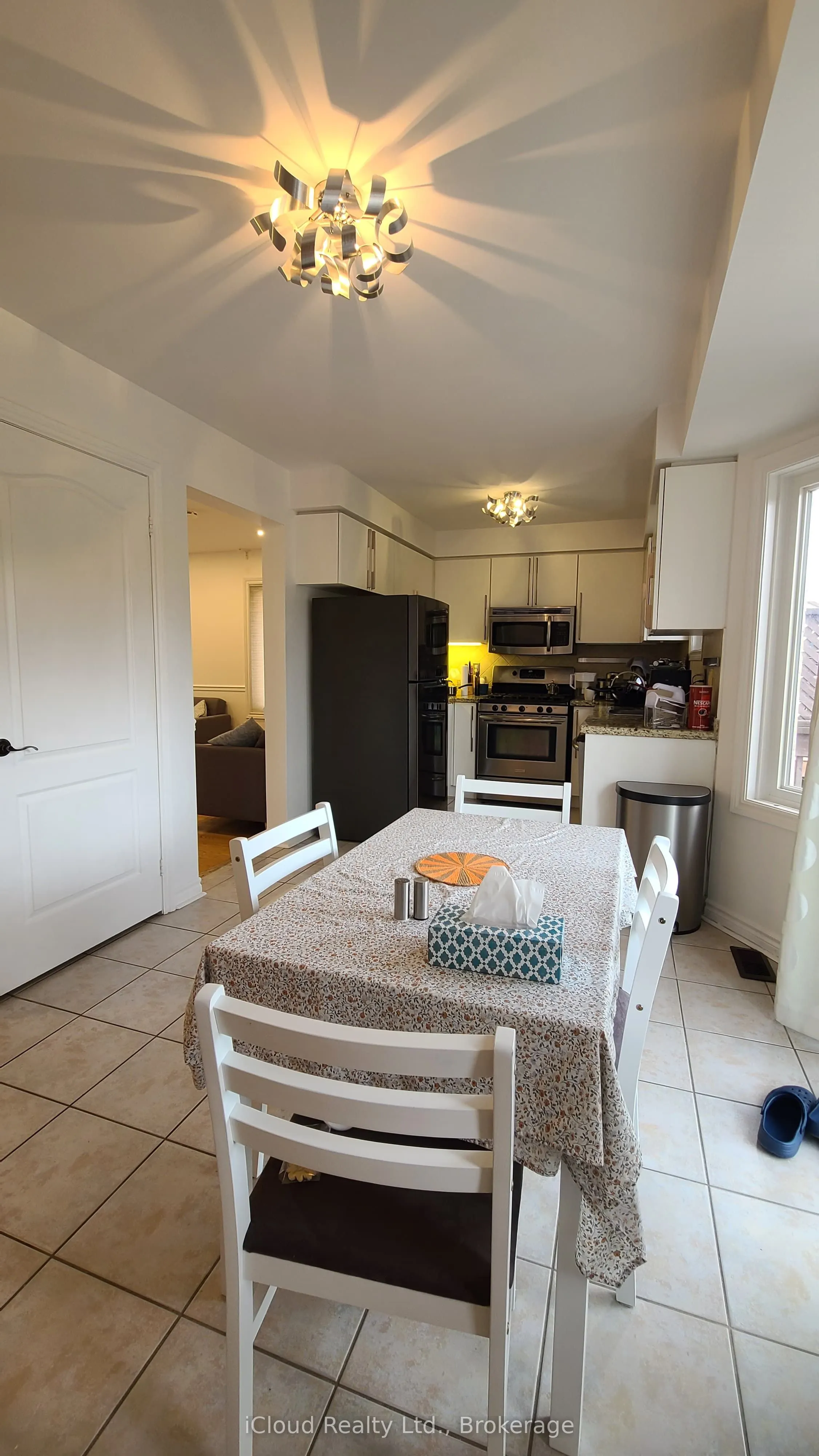 61 Raintree Crescent W