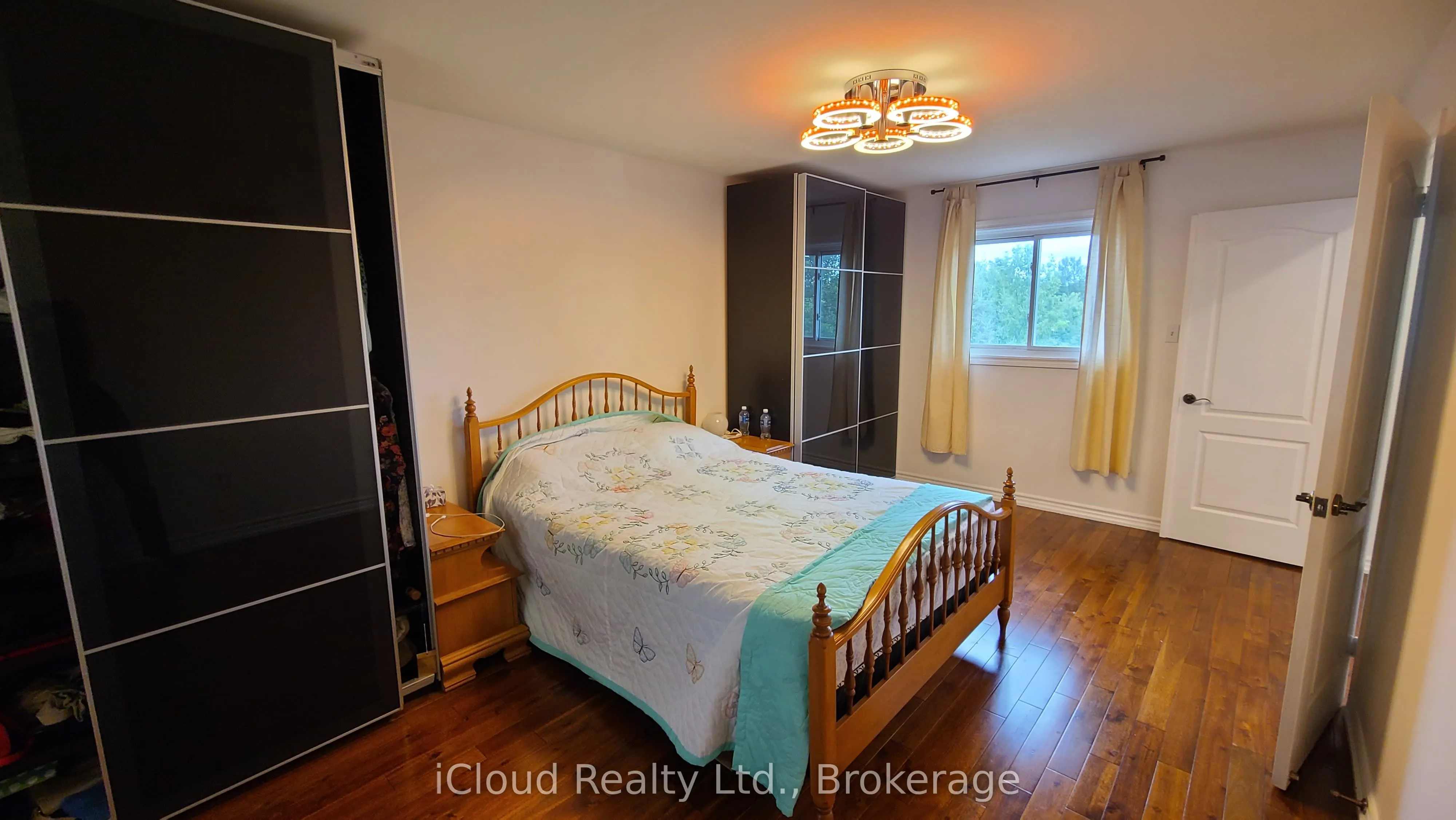 61 Raintree Crescent W