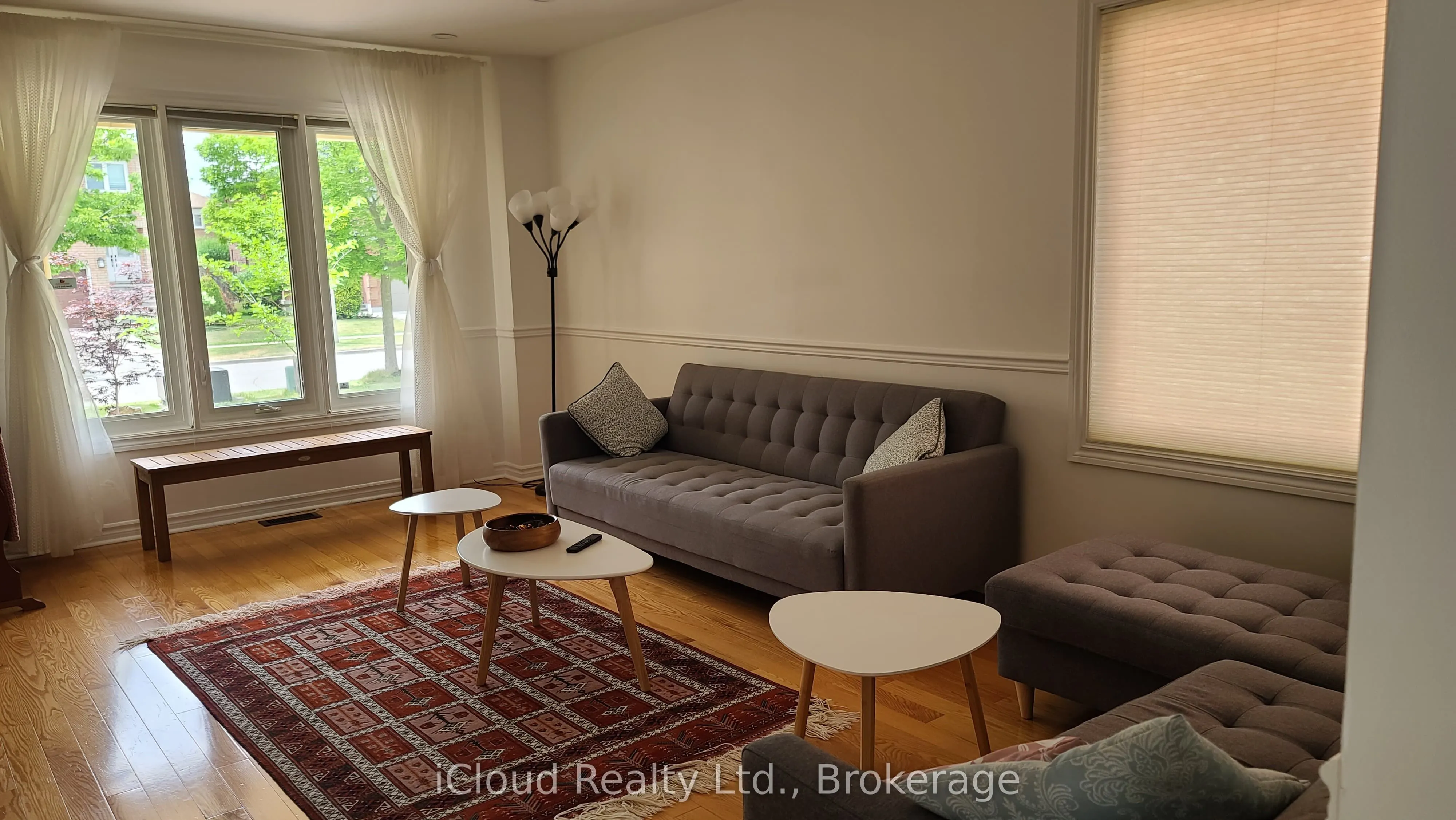 61 Raintree Crescent W