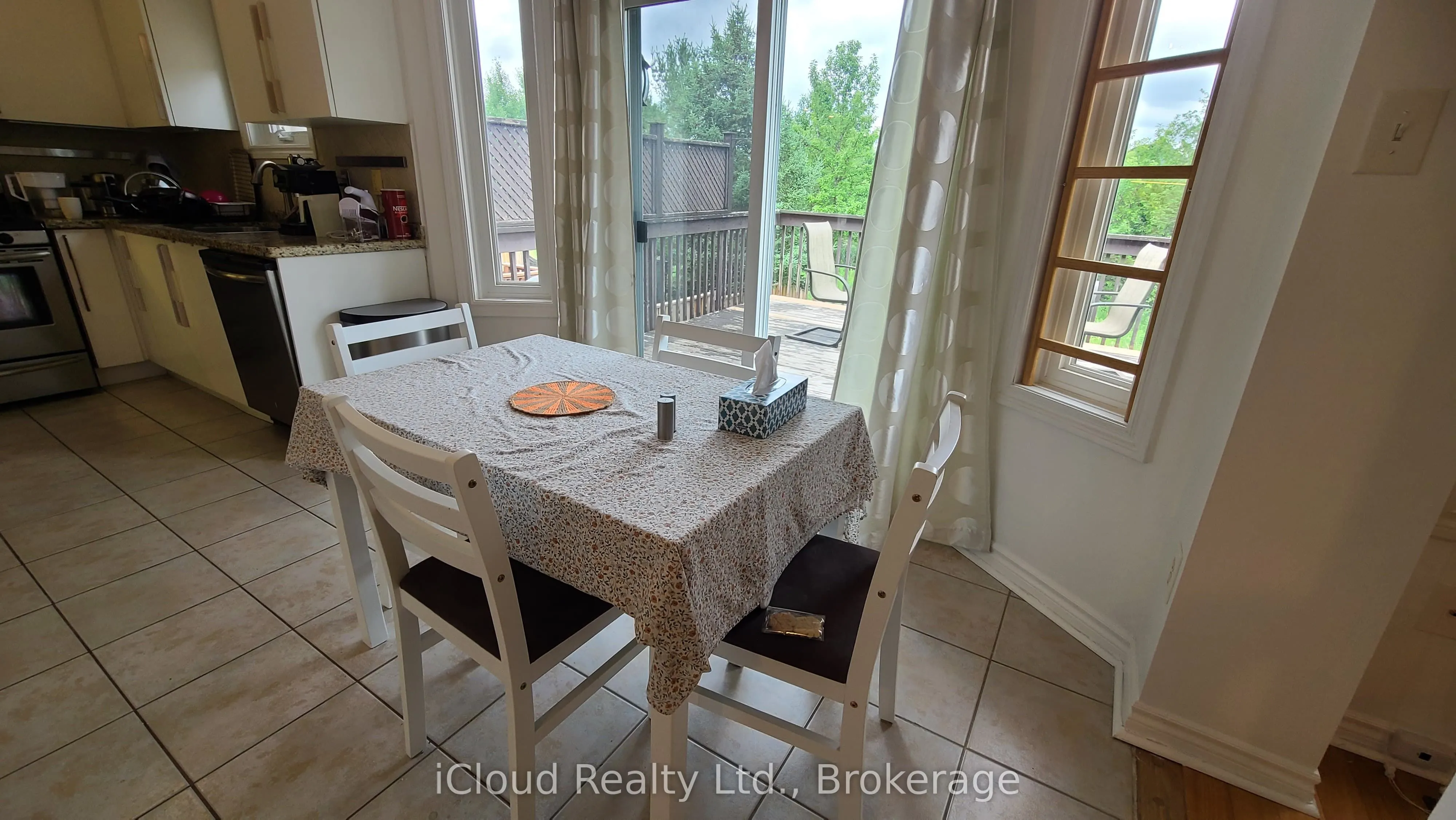 61 Raintree Crescent W