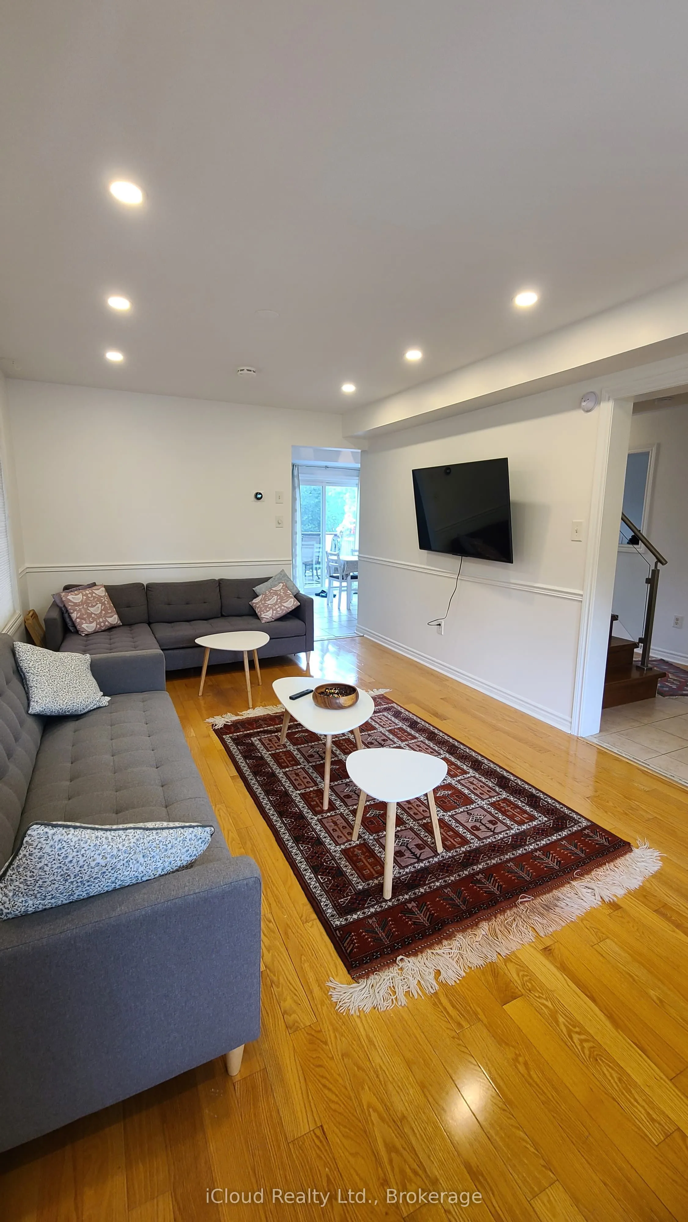 61 Raintree Crescent W