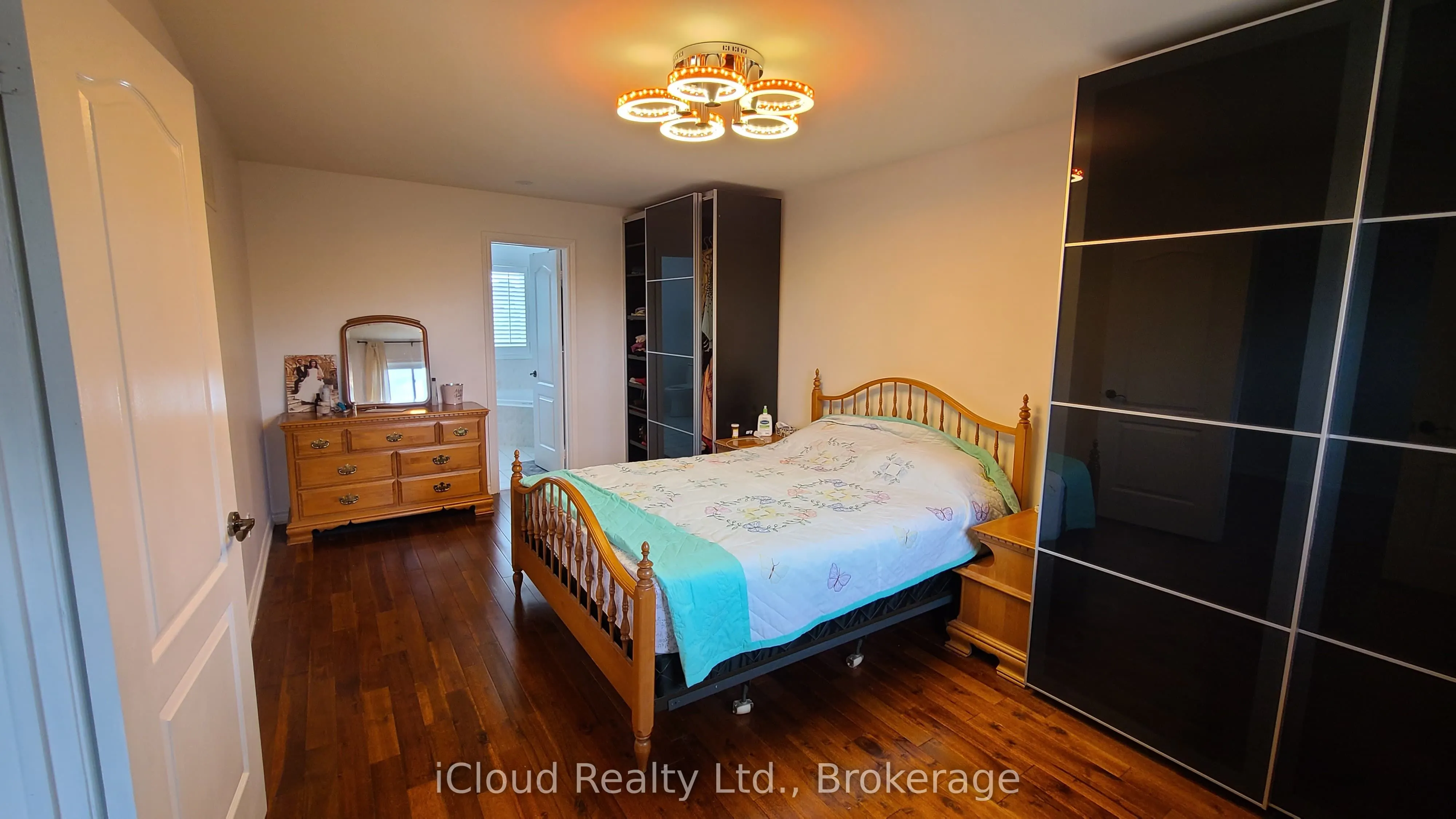 61 Raintree Crescent W