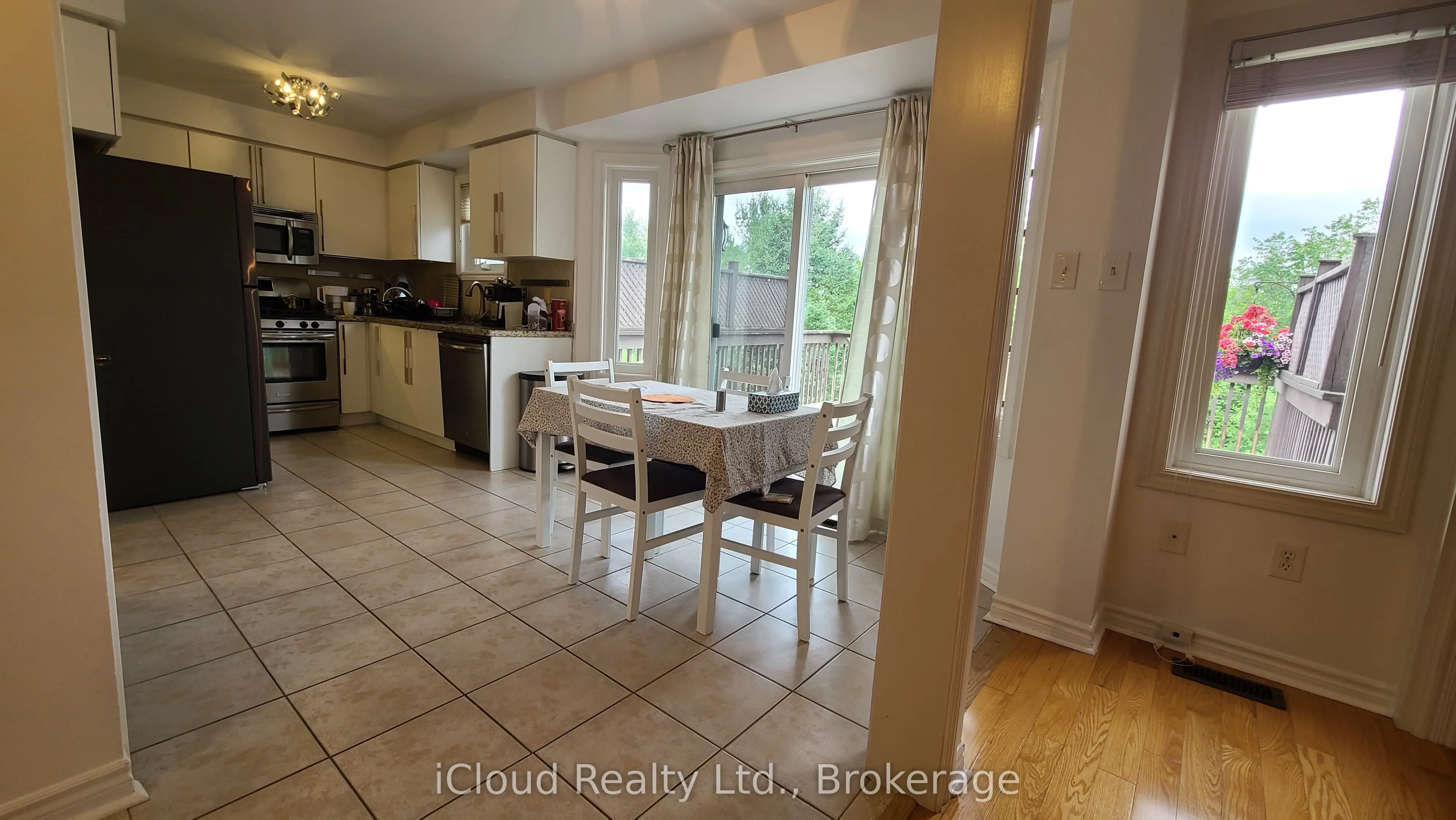 61 Raintree Crescent W