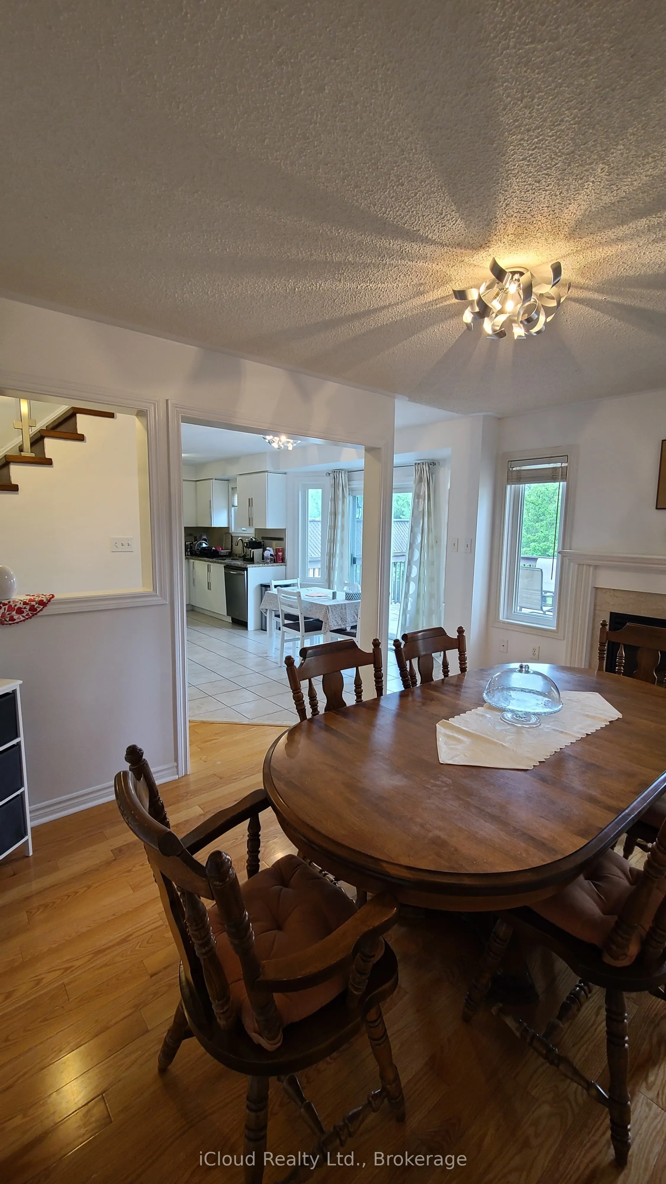 61 Raintree Crescent W