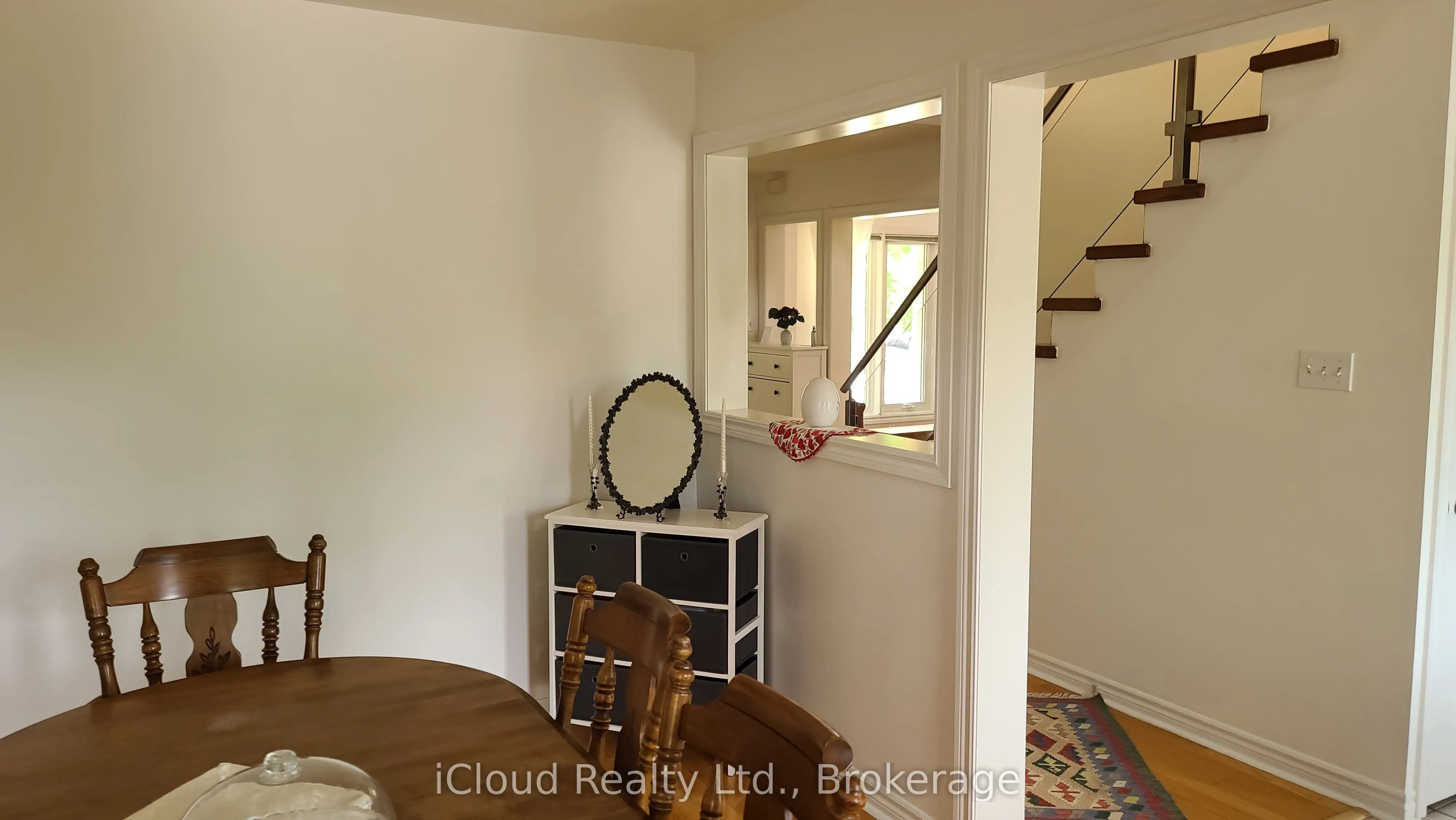 61 Raintree Crescent W