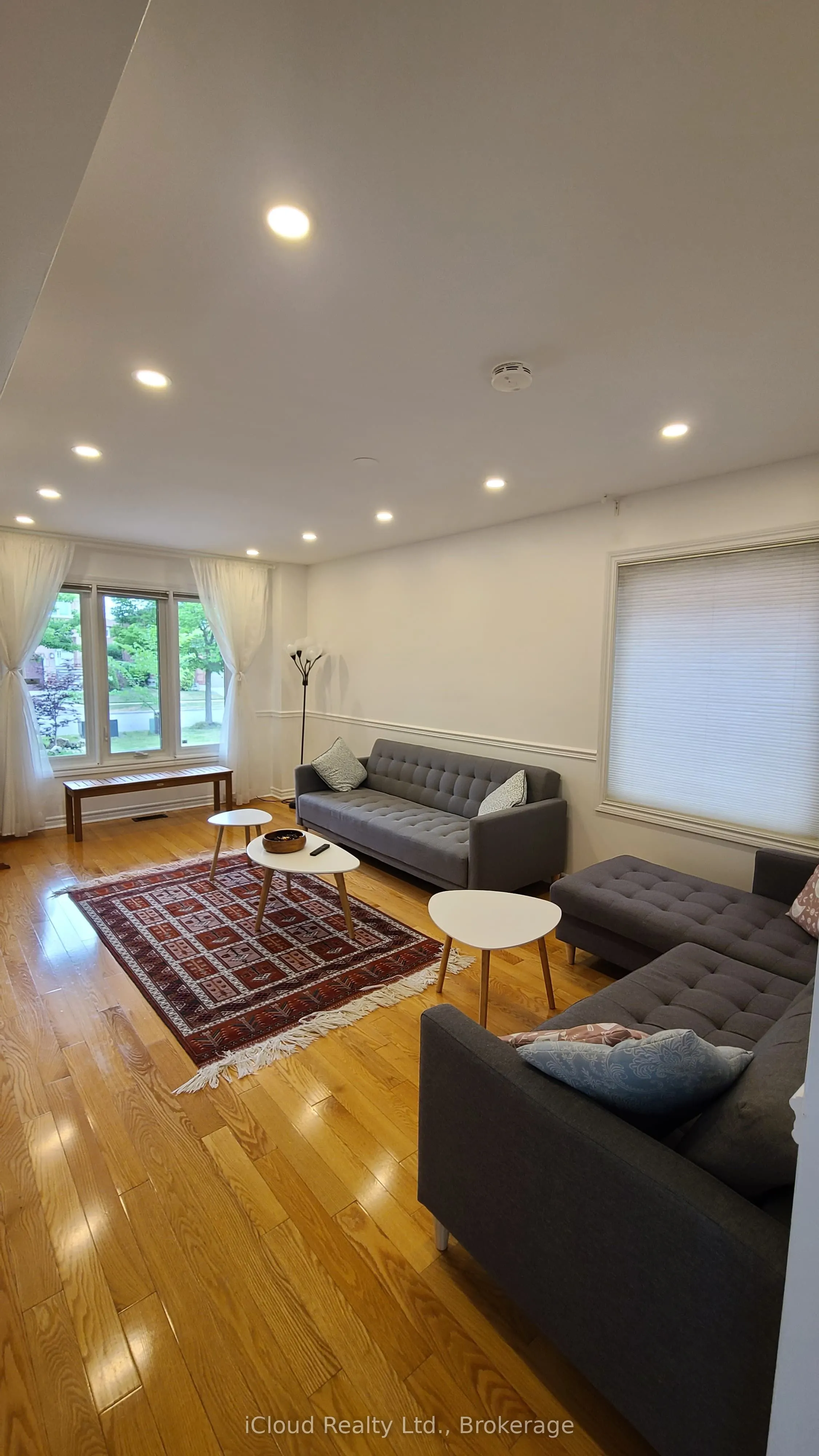 61 Raintree Crescent W