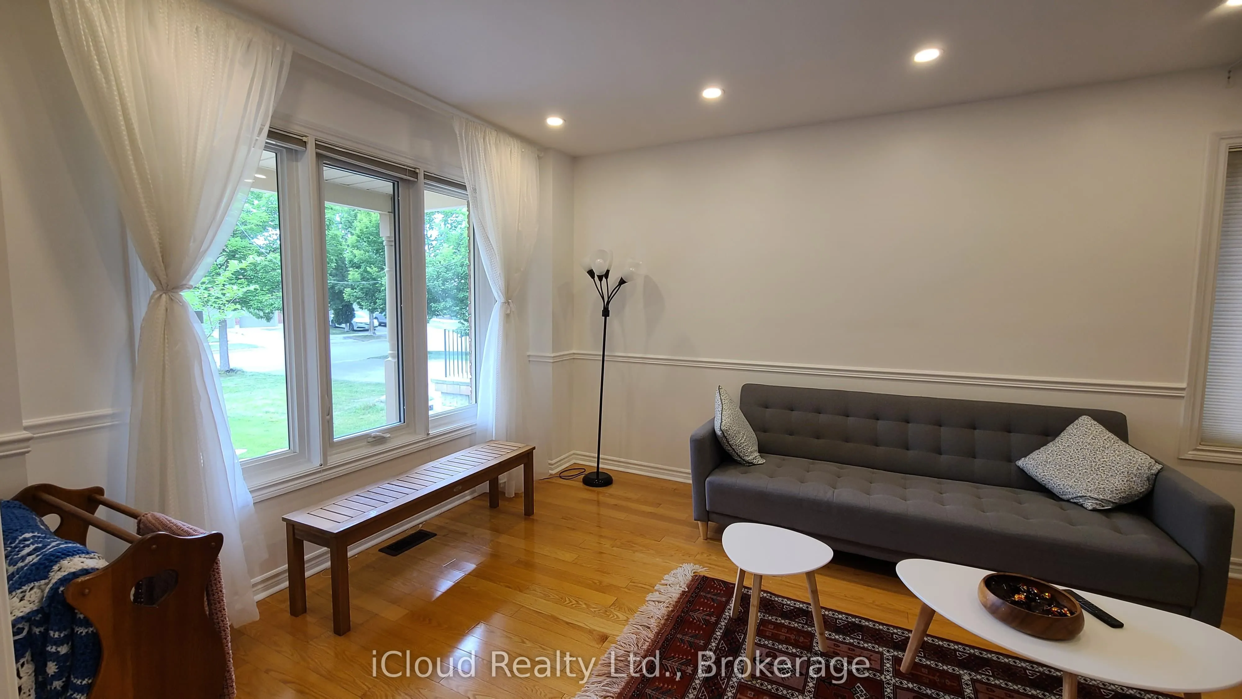61 Raintree Crescent W