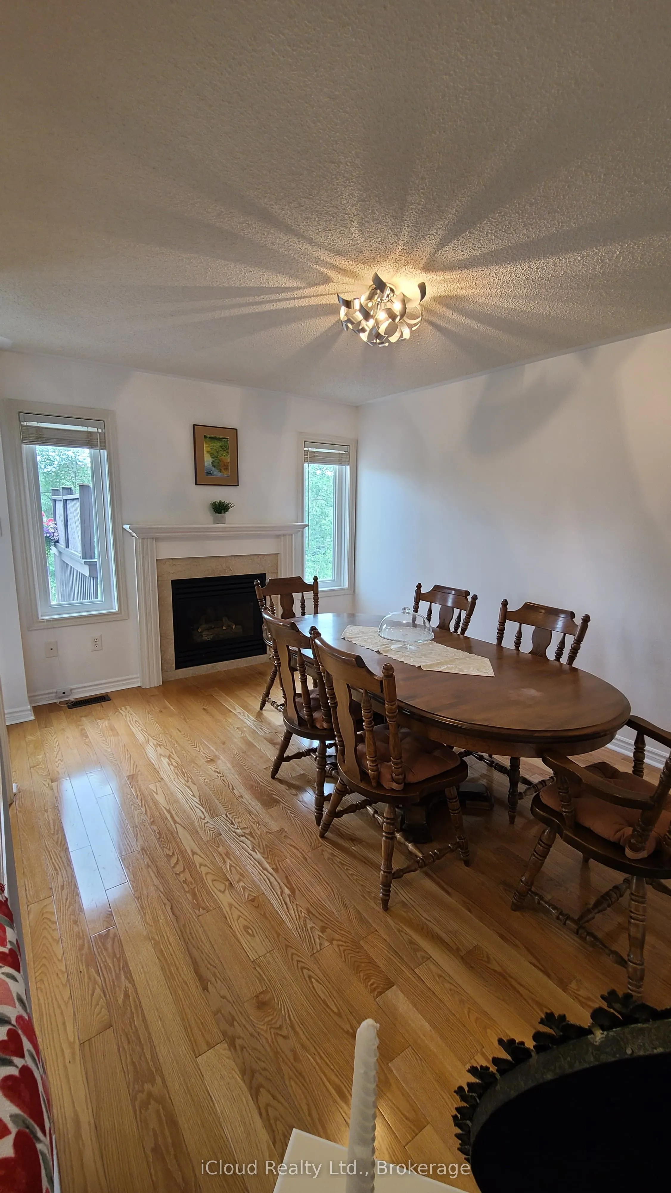 61 Raintree Crescent W