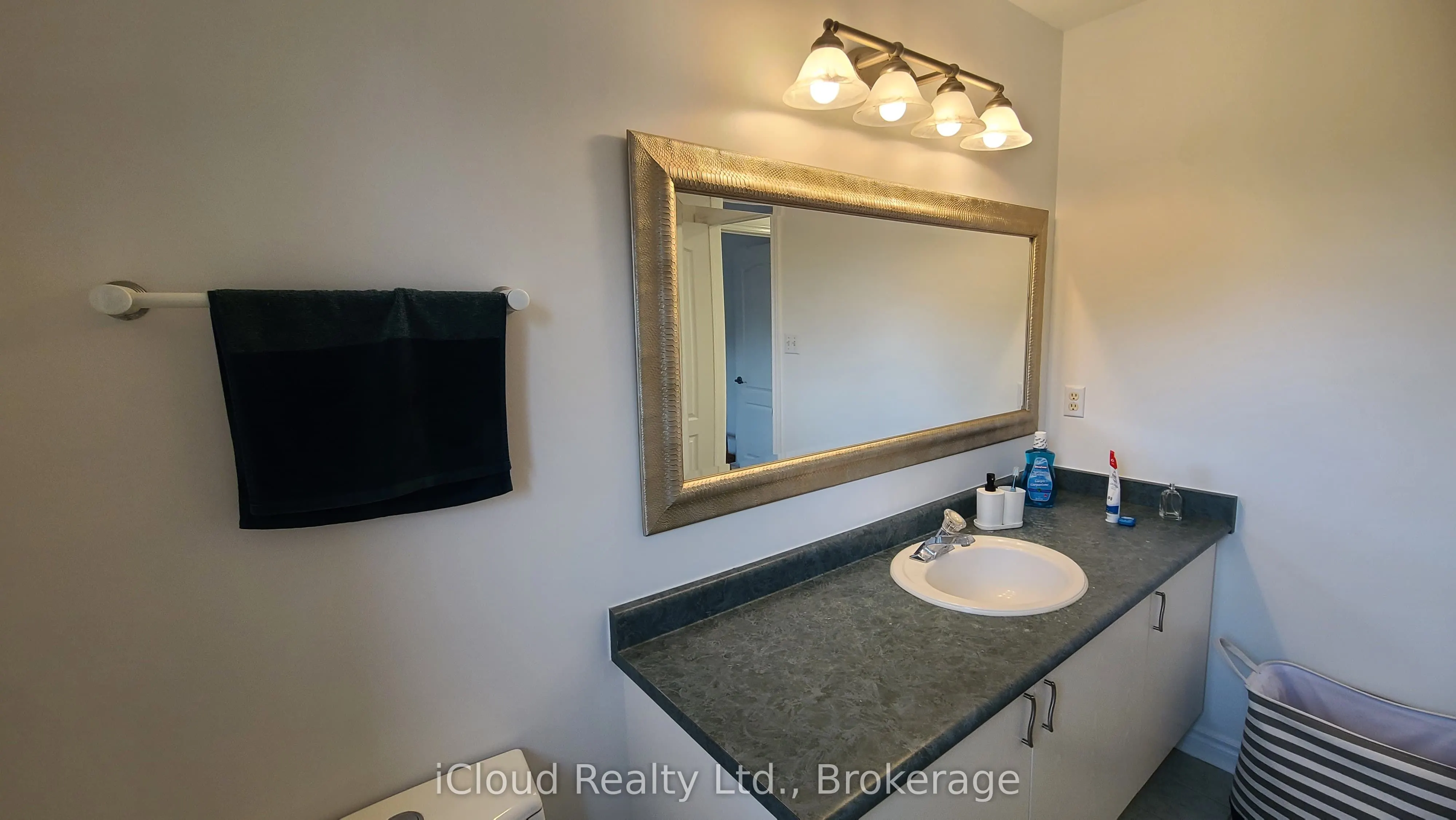 61 Raintree Crescent W