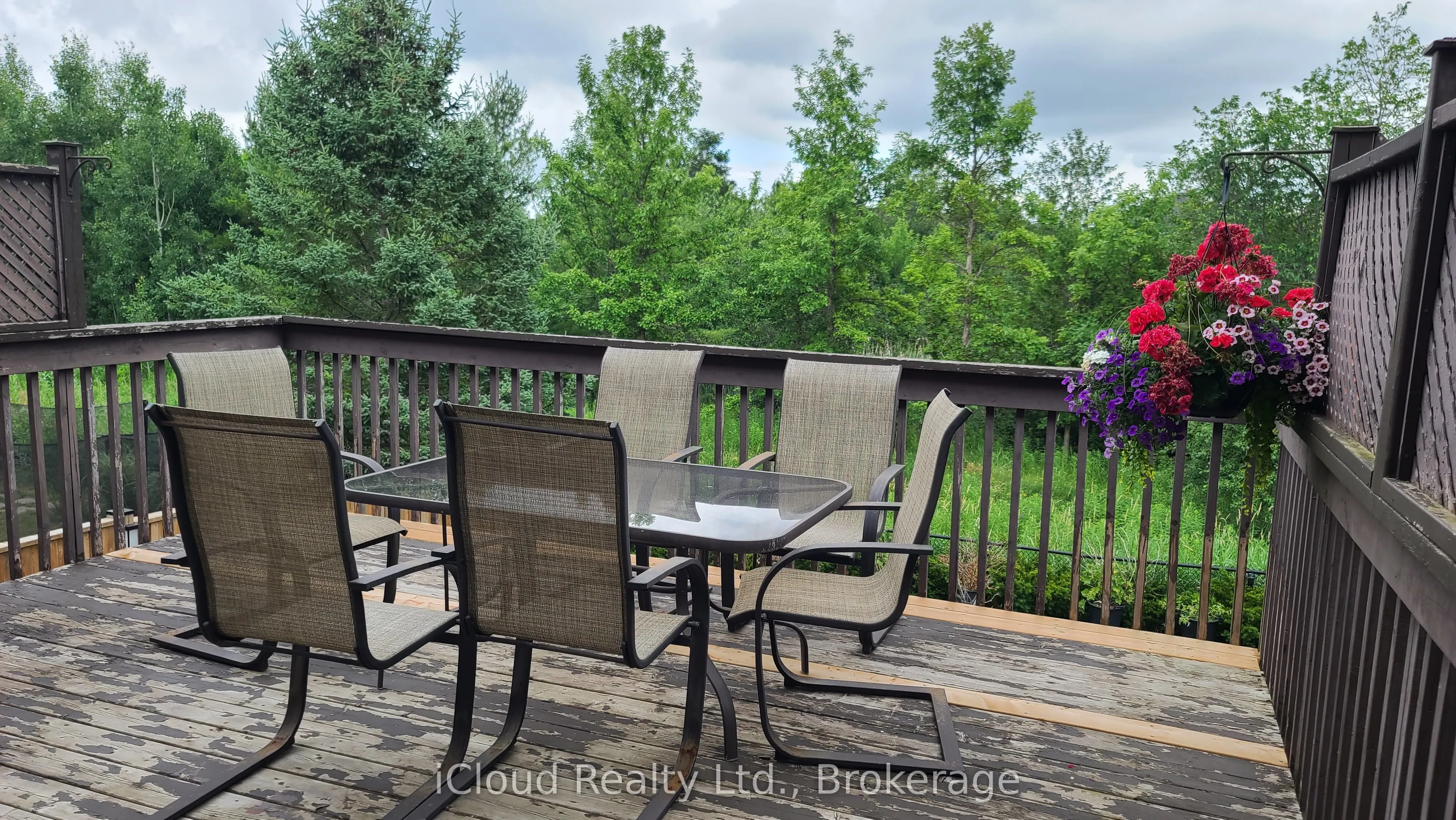 61 Raintree Crescent W