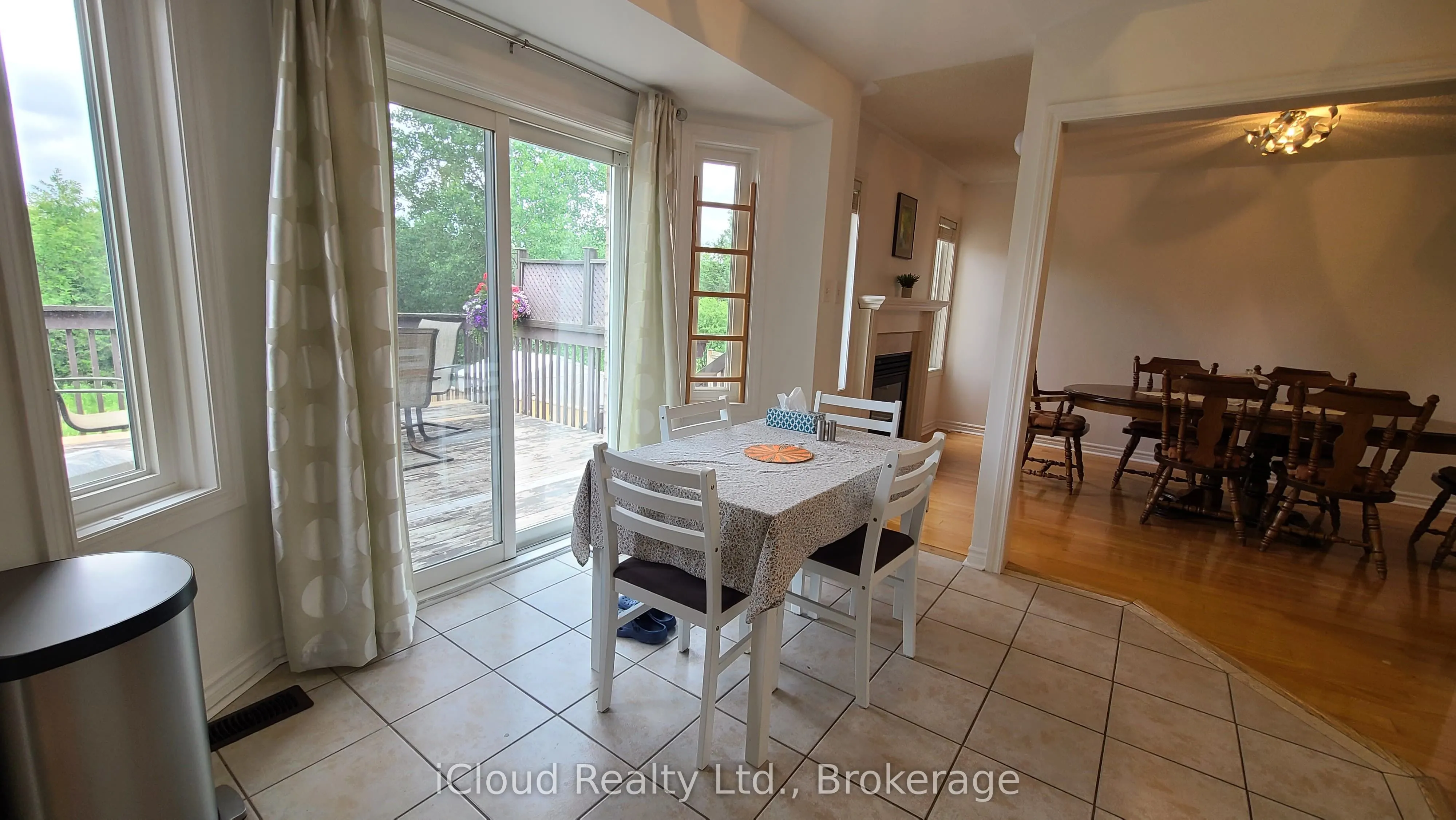 61 Raintree Crescent W