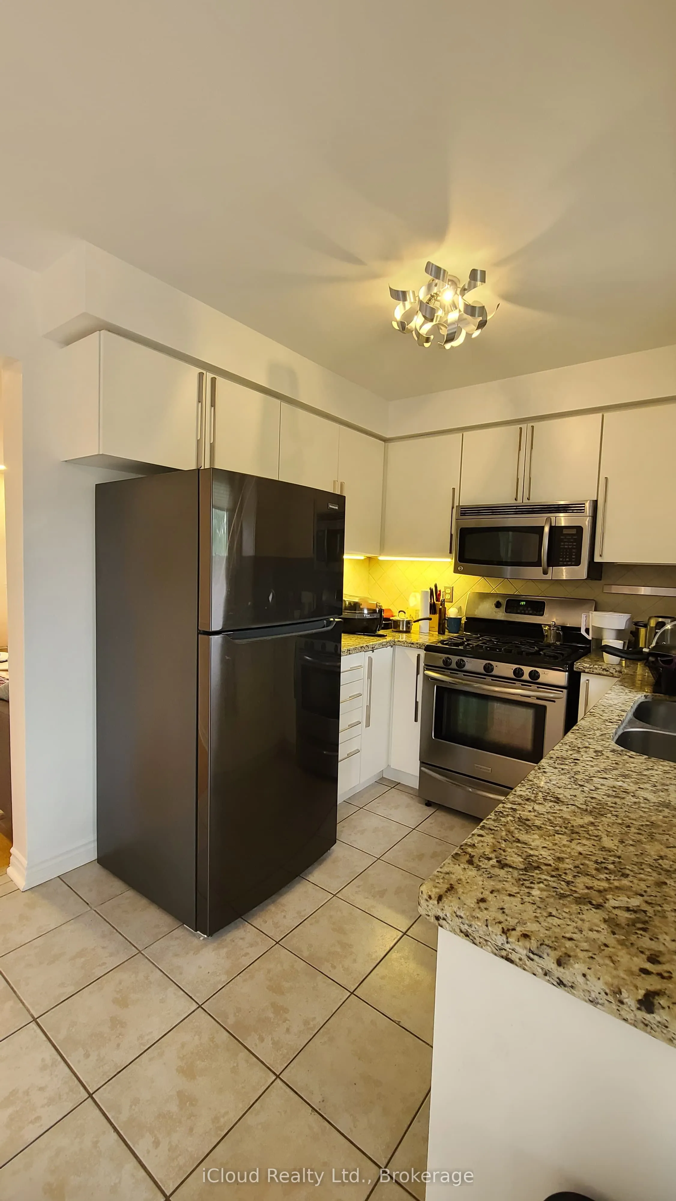 61 Raintree Crescent W