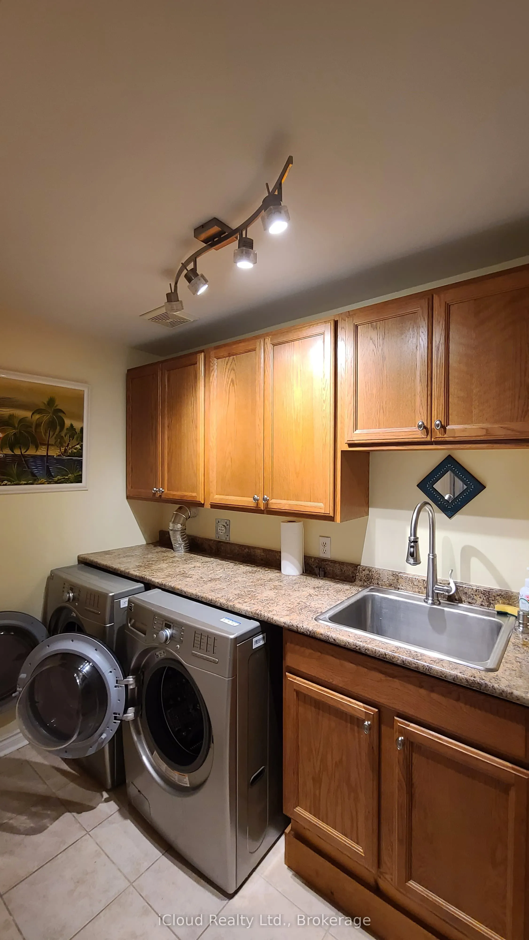 61 Raintree Crescent W
