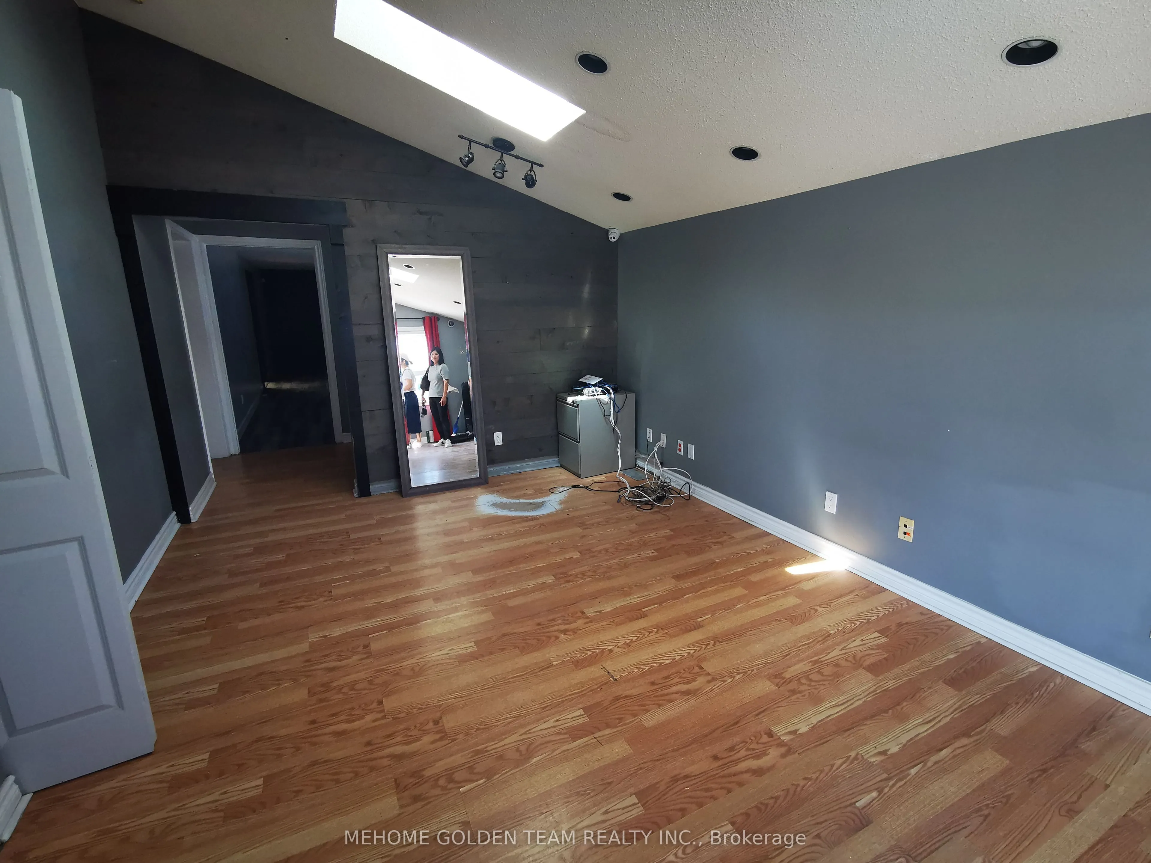 422 The Queensway S