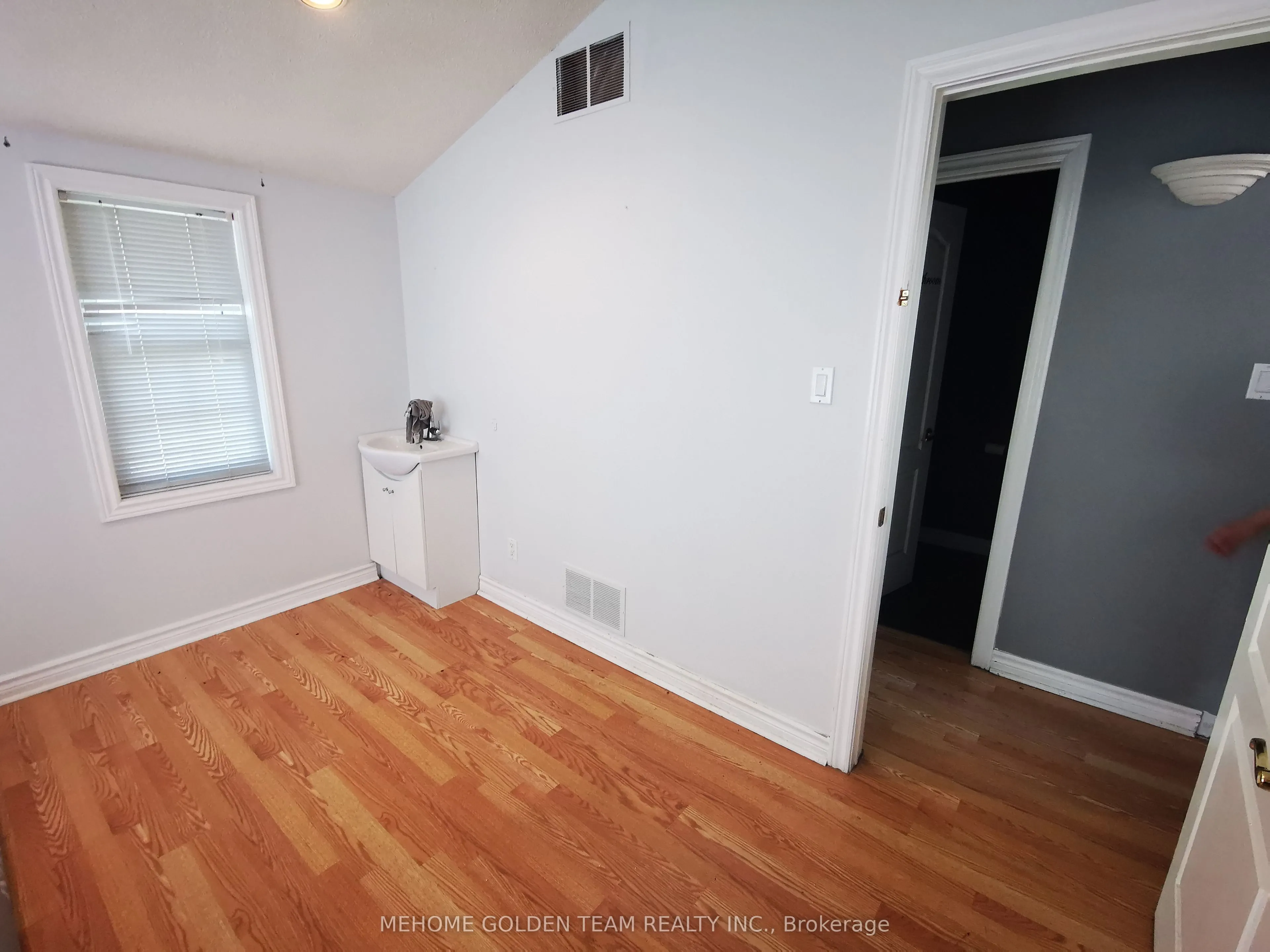422 The Queensway S