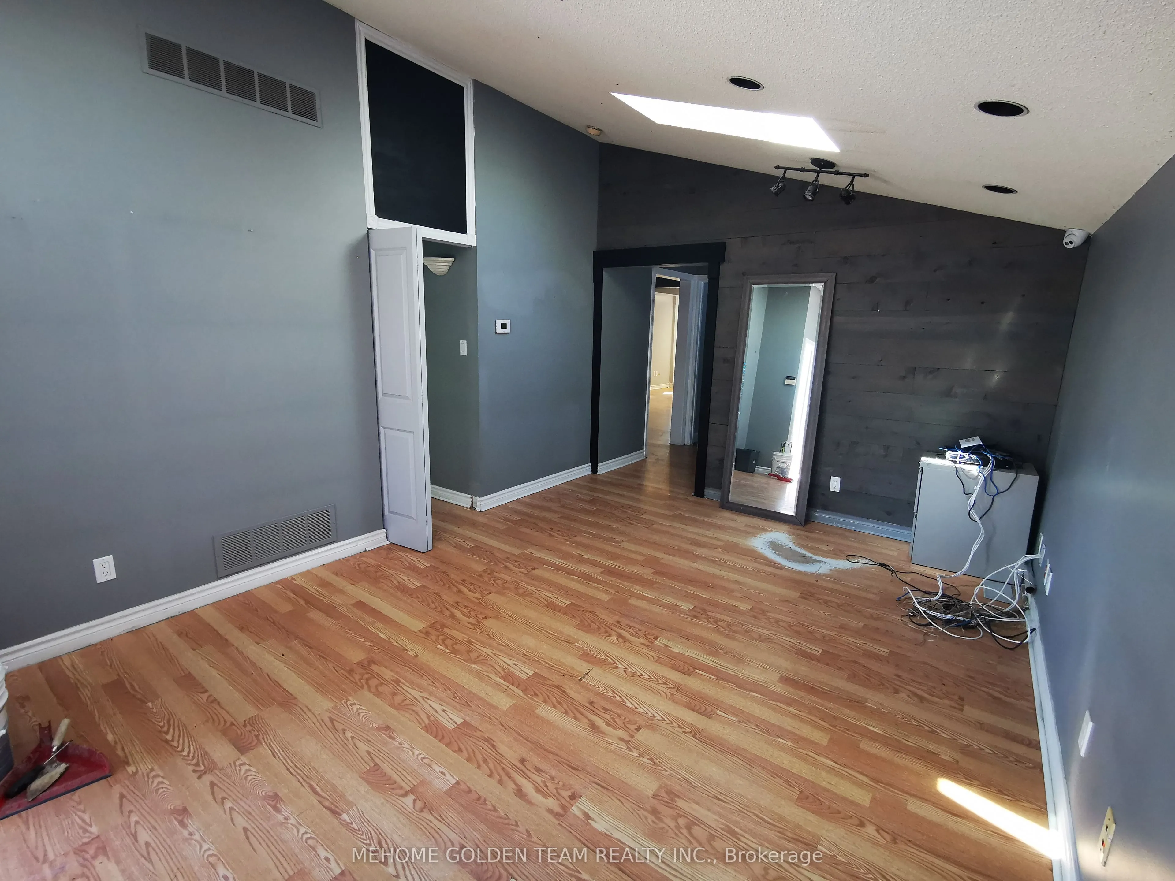 422 The Queensway S