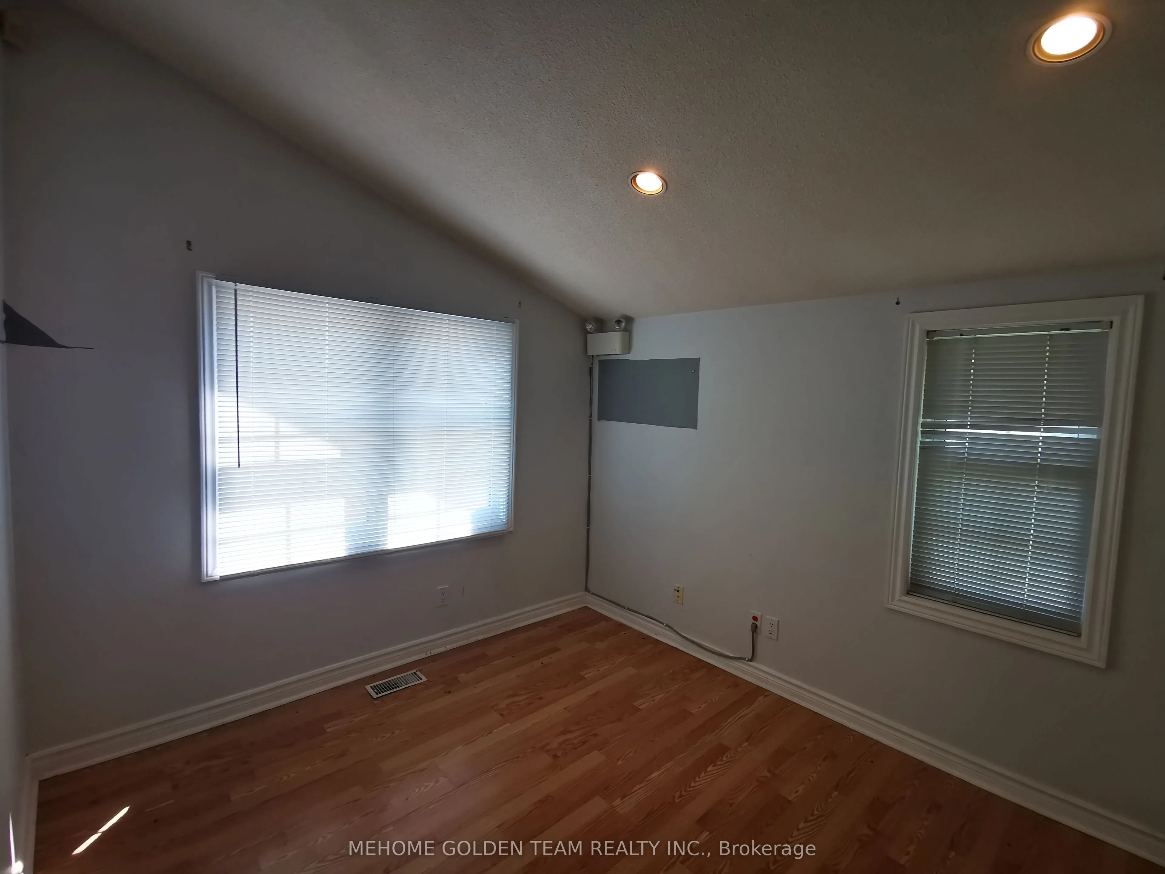 422 The Queensway S