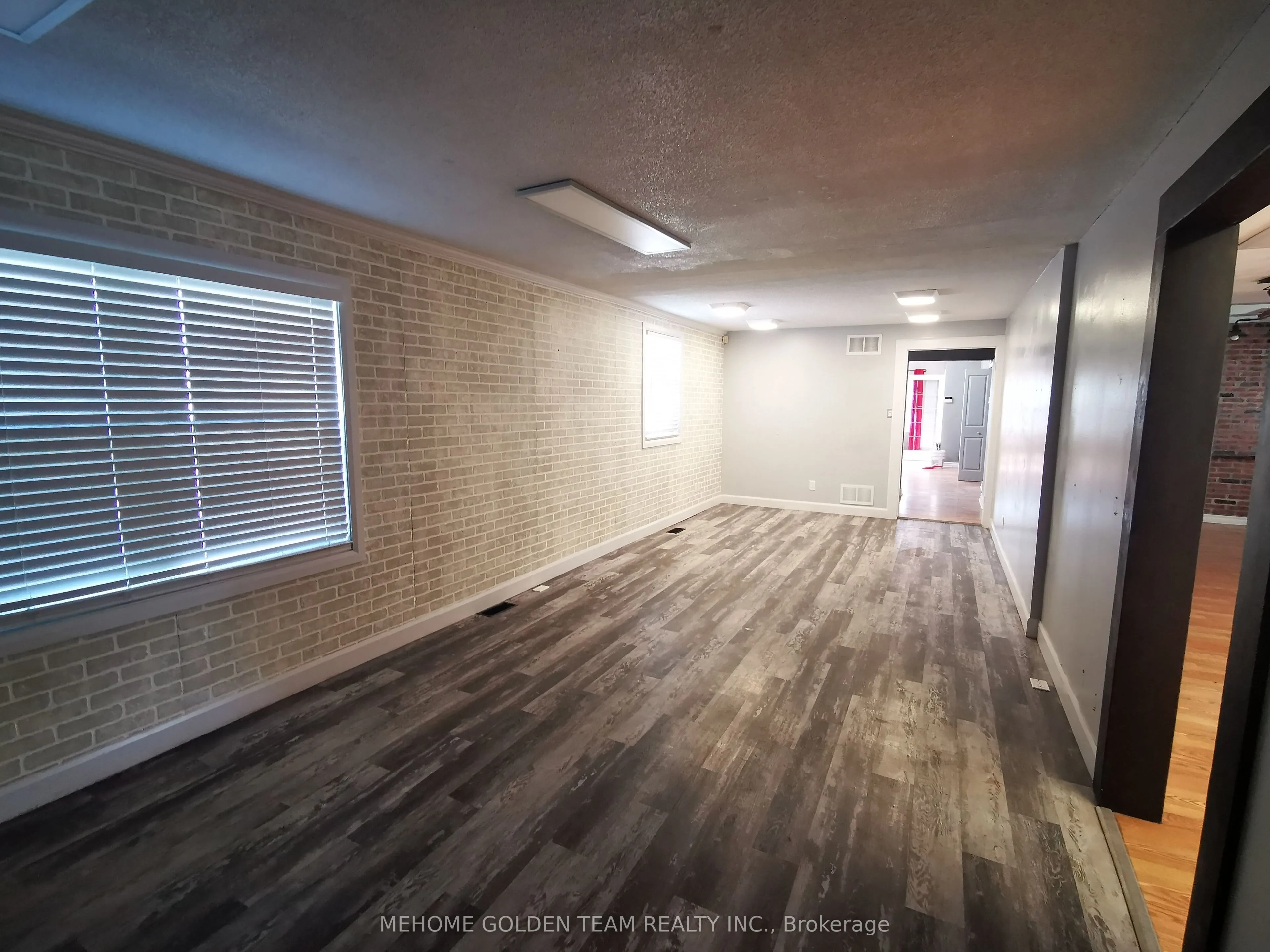 422 The Queensway S