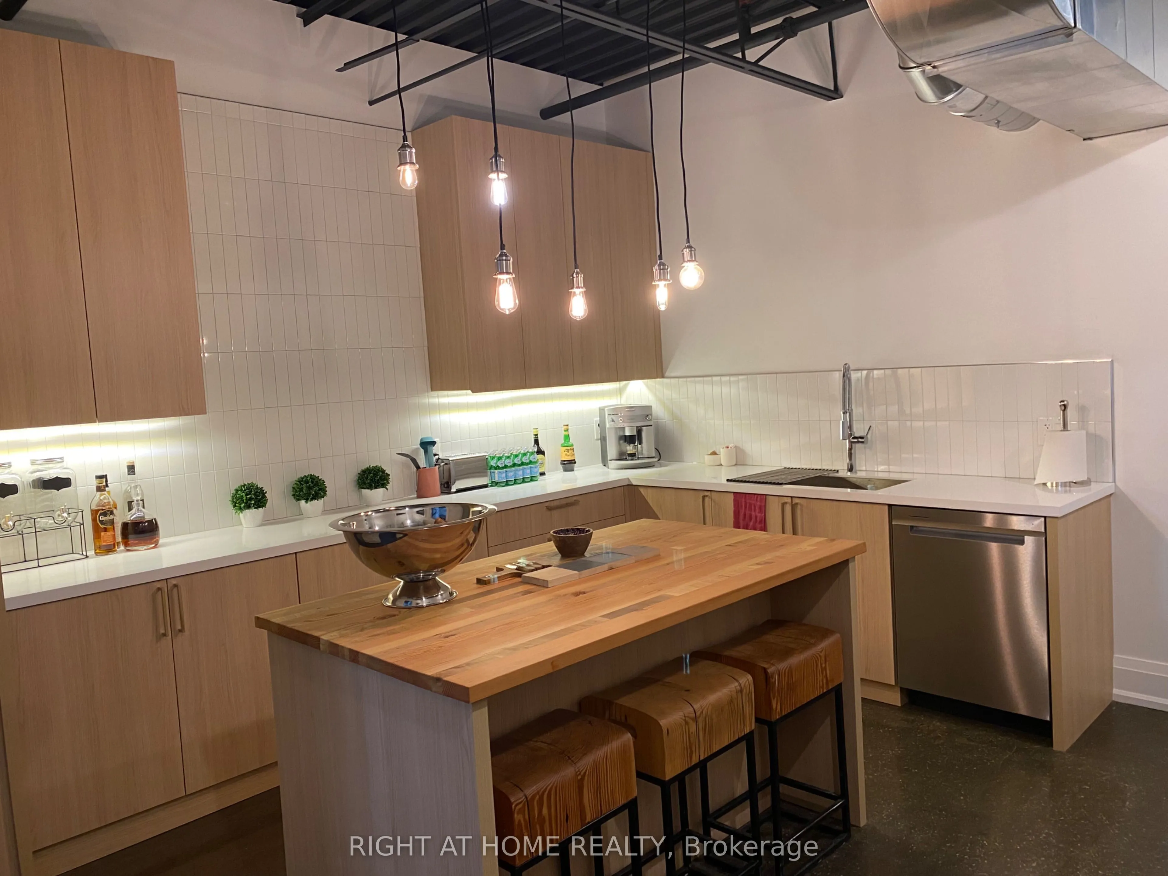 167 Applewood Crescent, #9