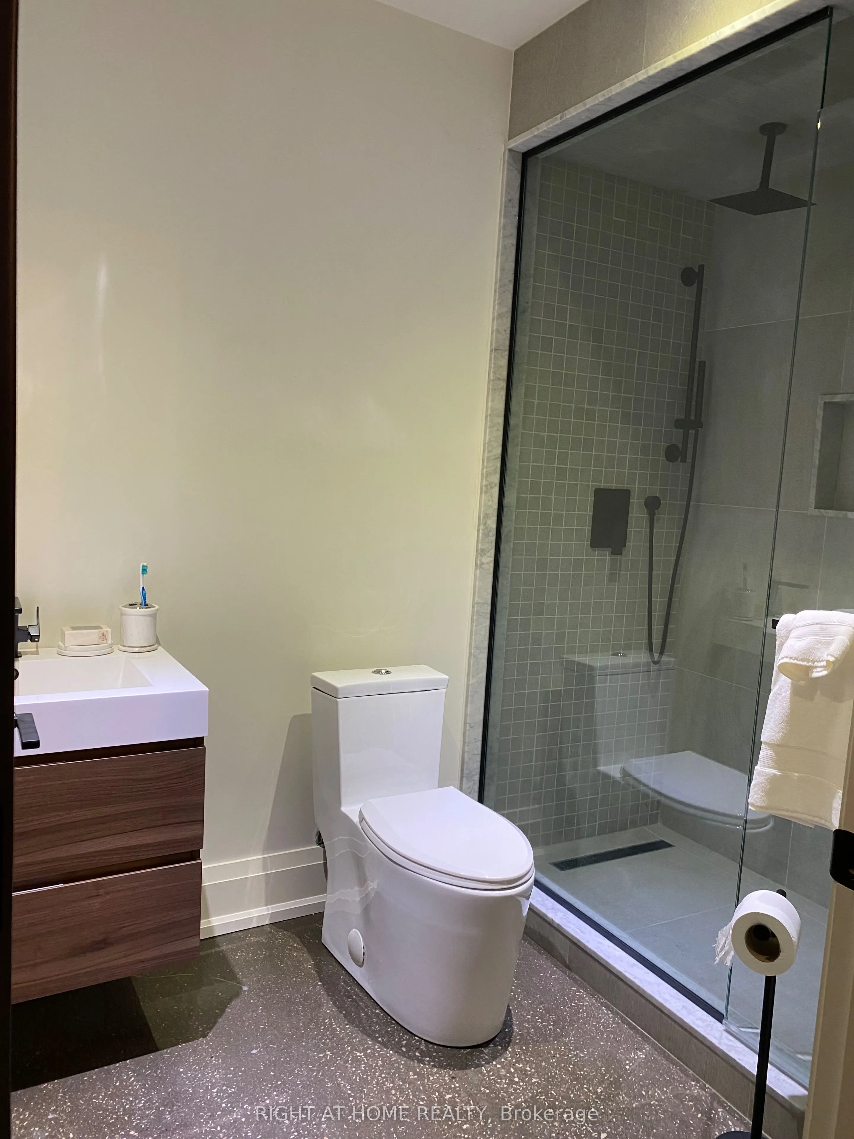 167 Applewood Crescent, #9