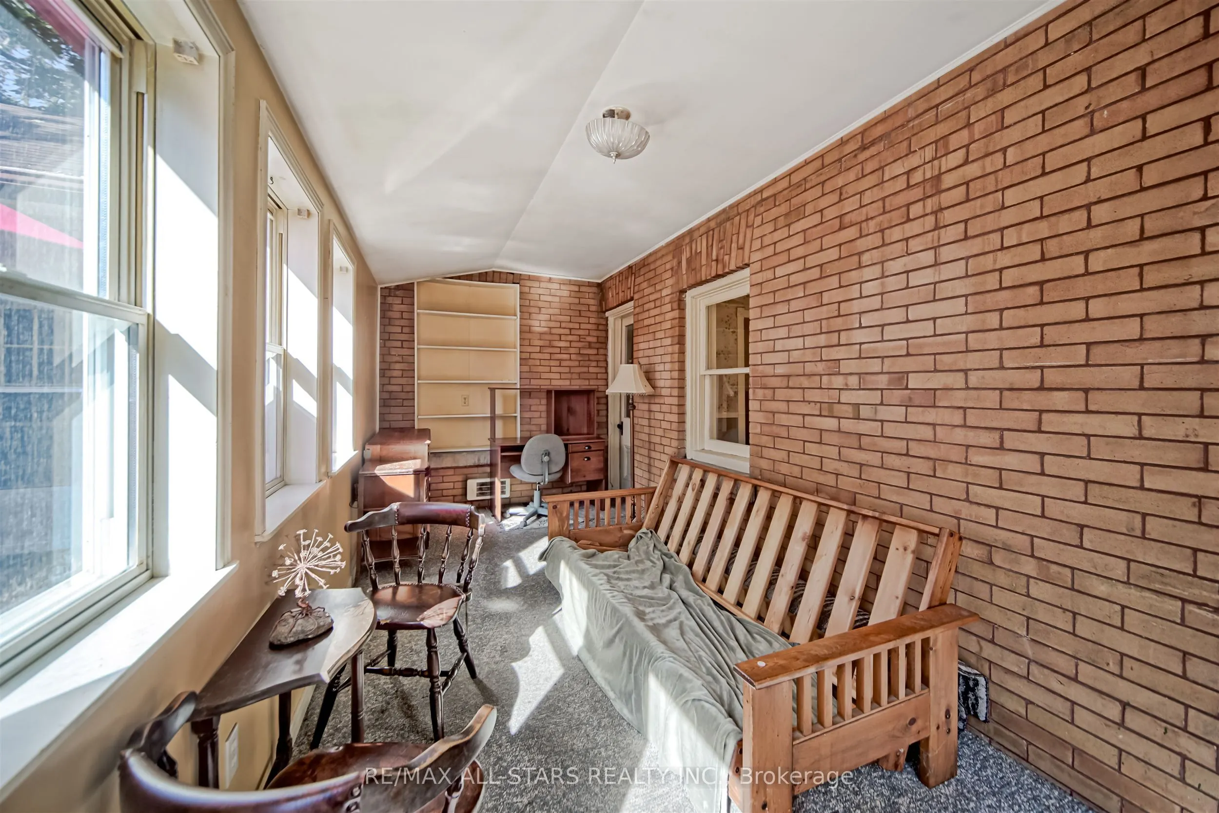 56 Brock Street E