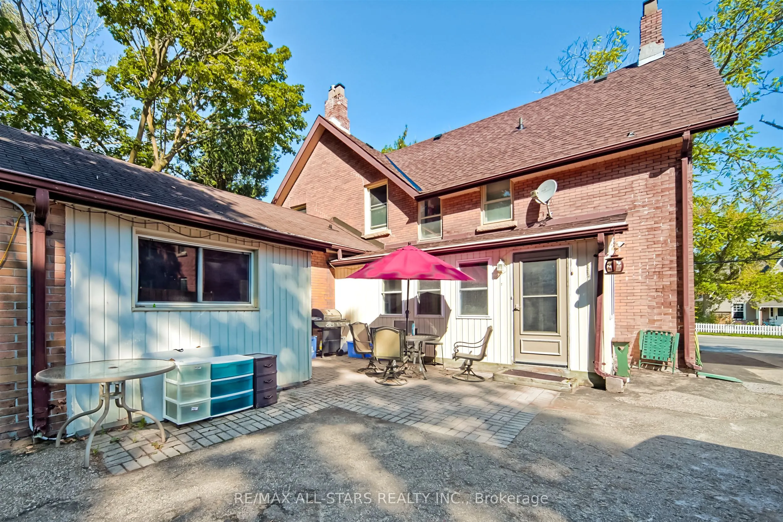 56 Brock Street E