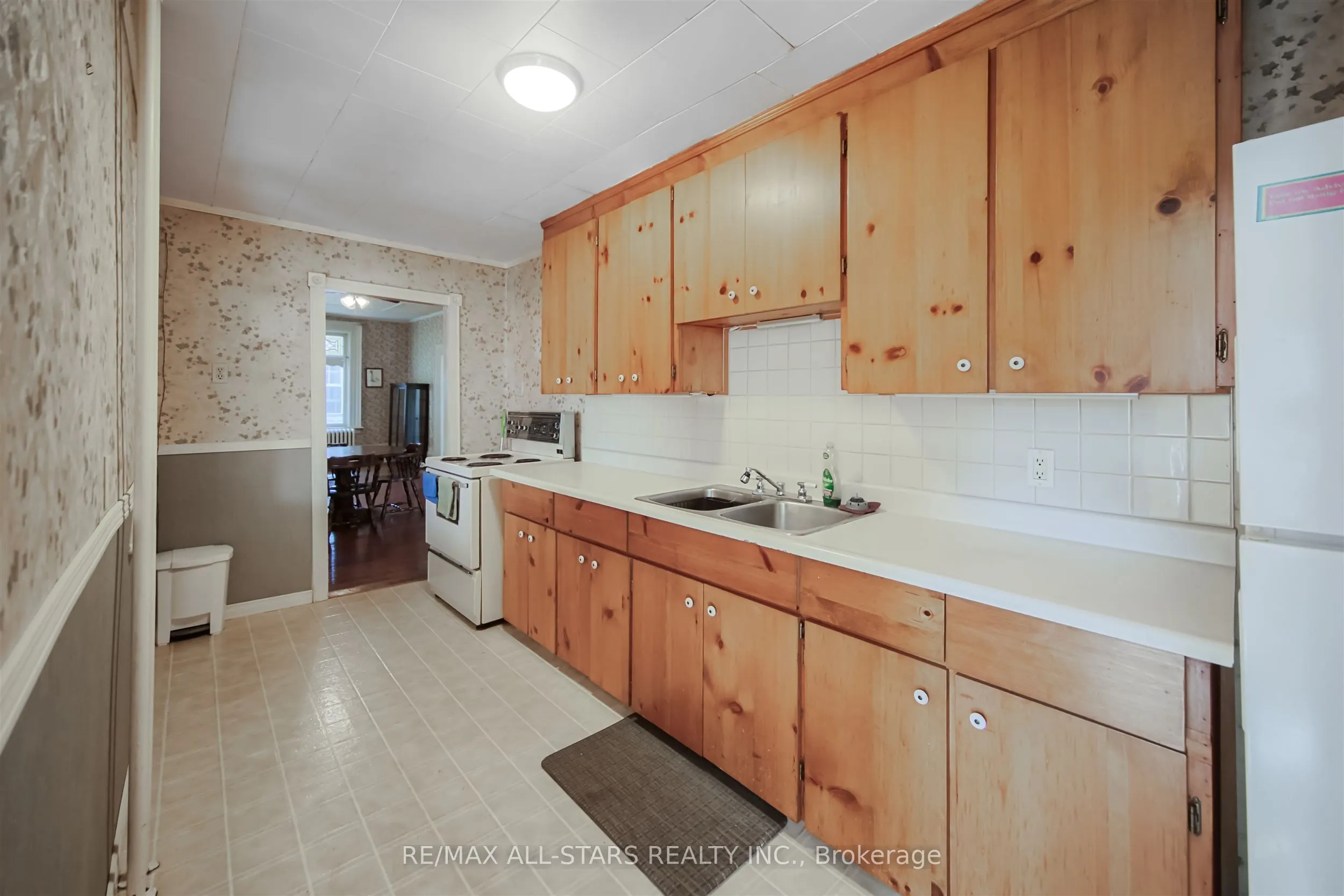 56 Brock Street E