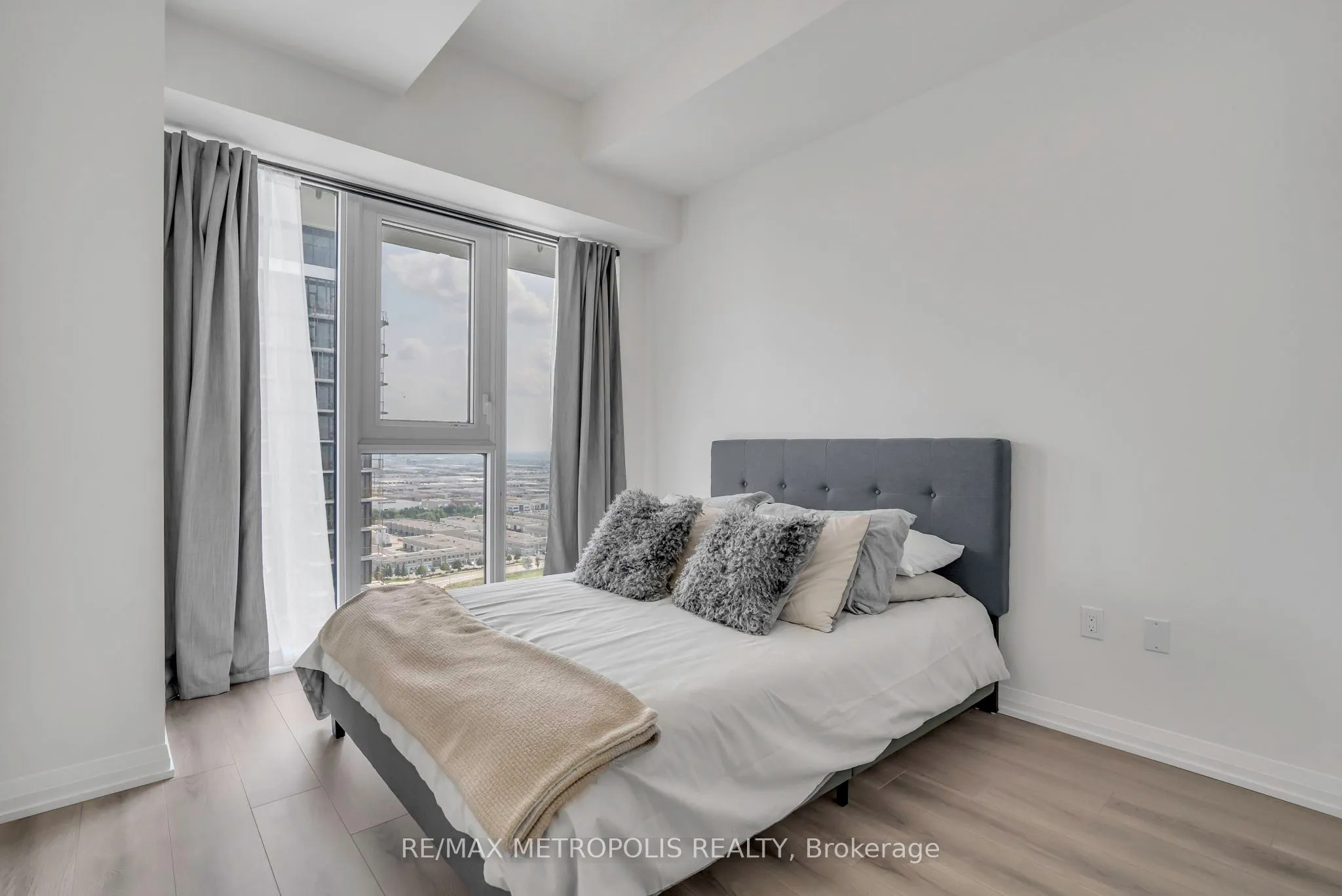9000 Jane Street, #2516