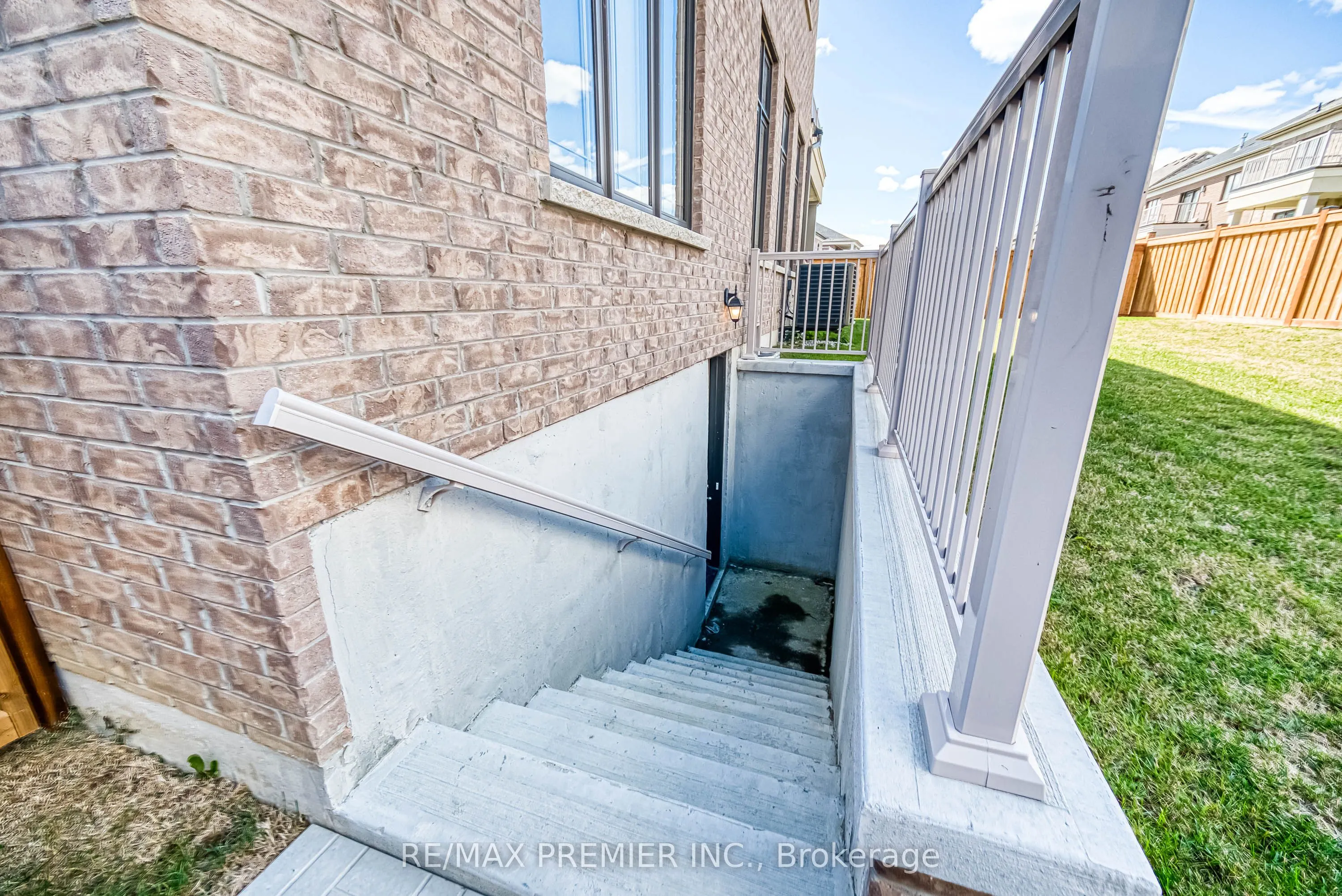 101 Appleyard Avenue