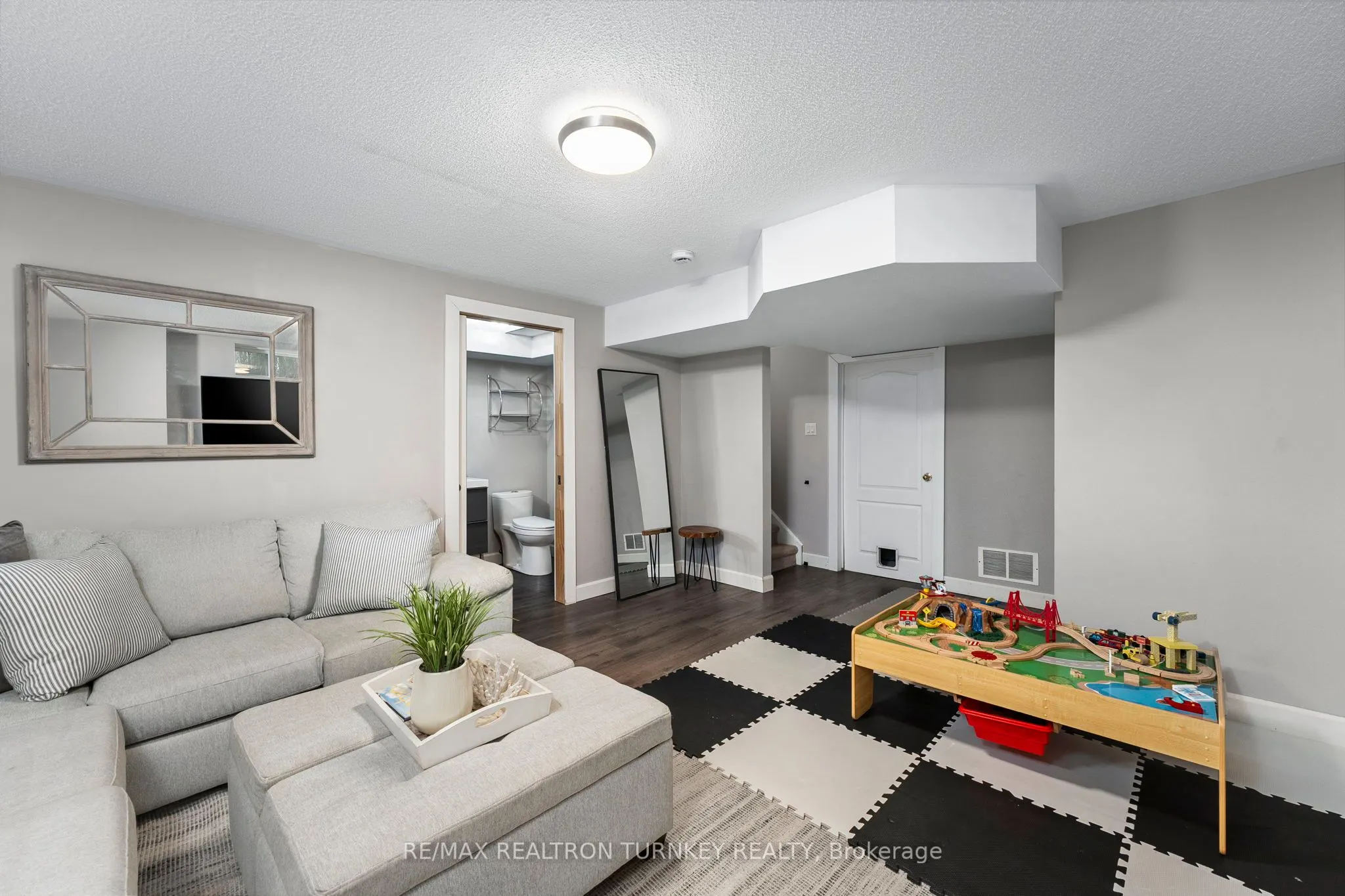 84 Admiral Crescent