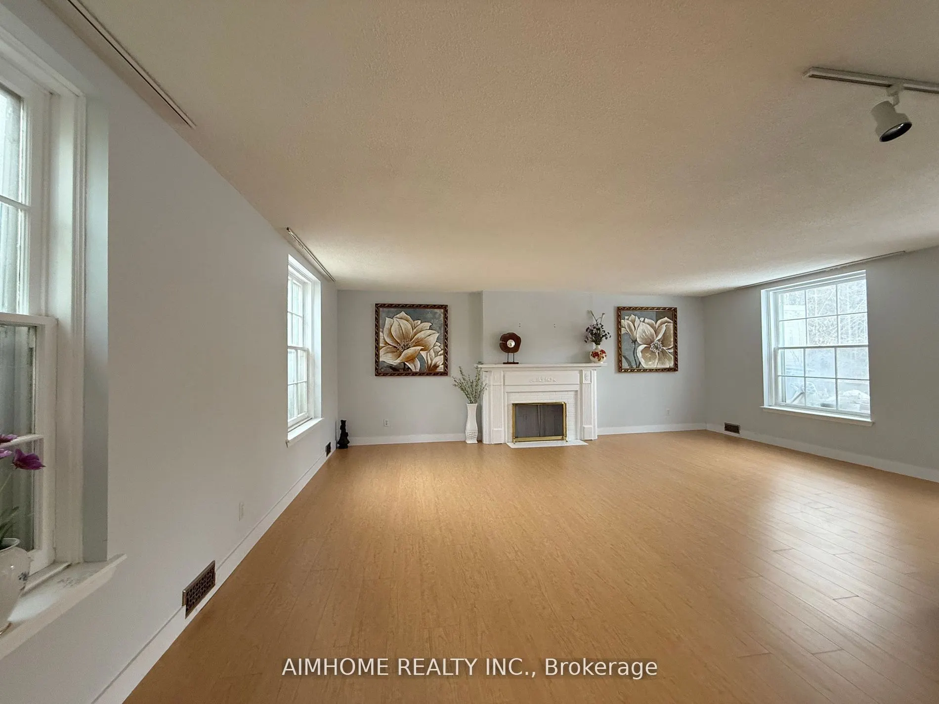338 Steeles Avenue E