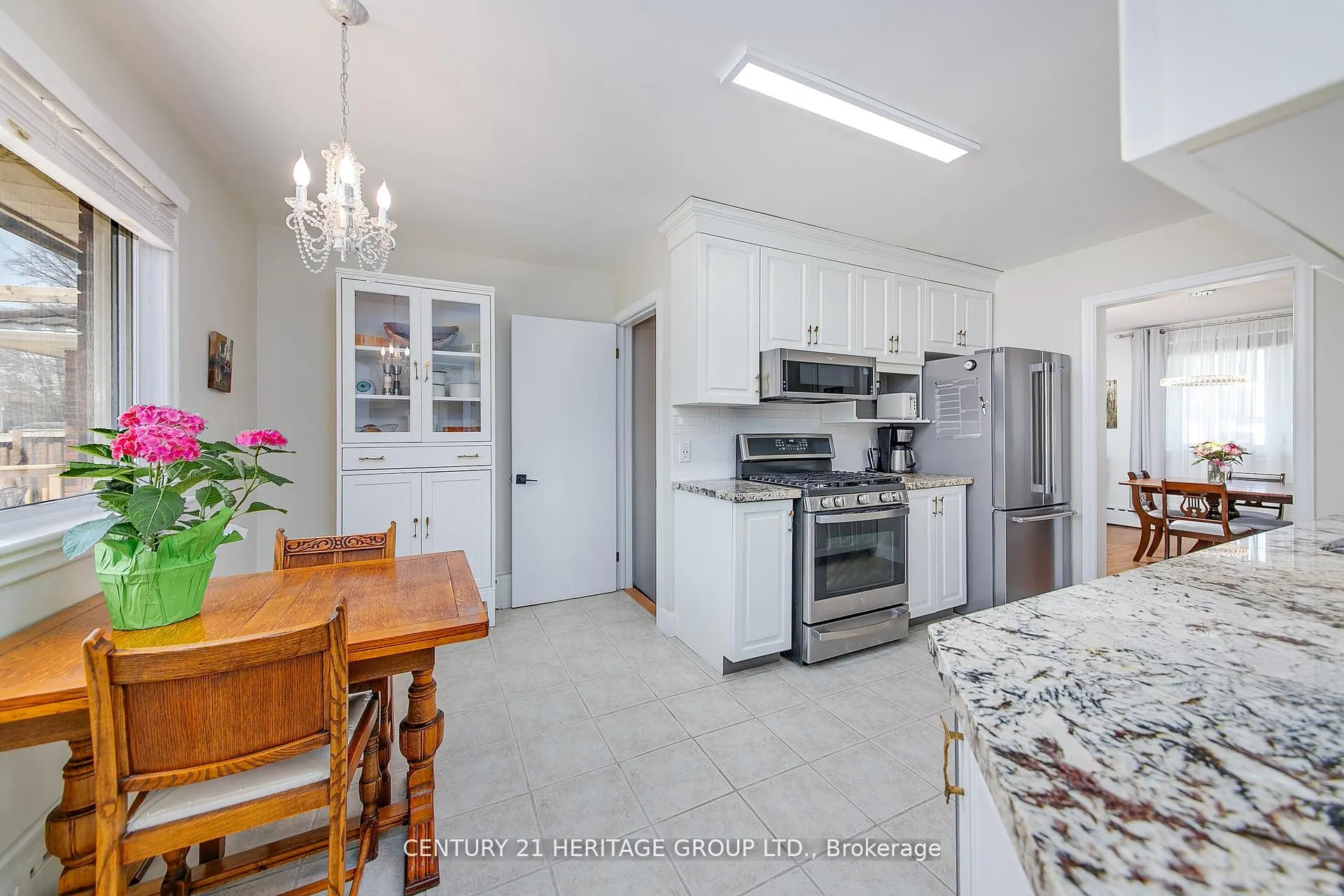 211 Albert Street W