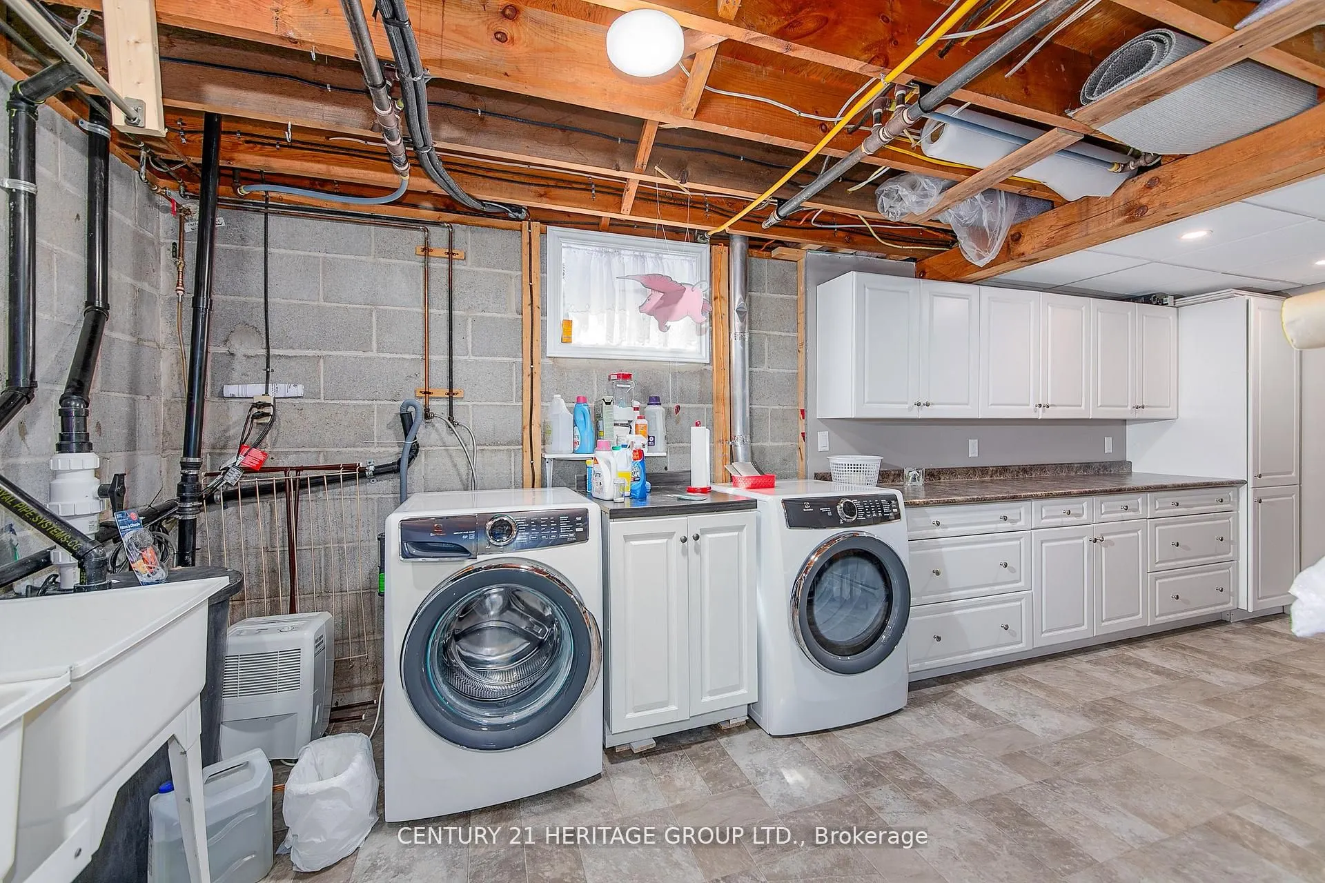 211 Albert Street W