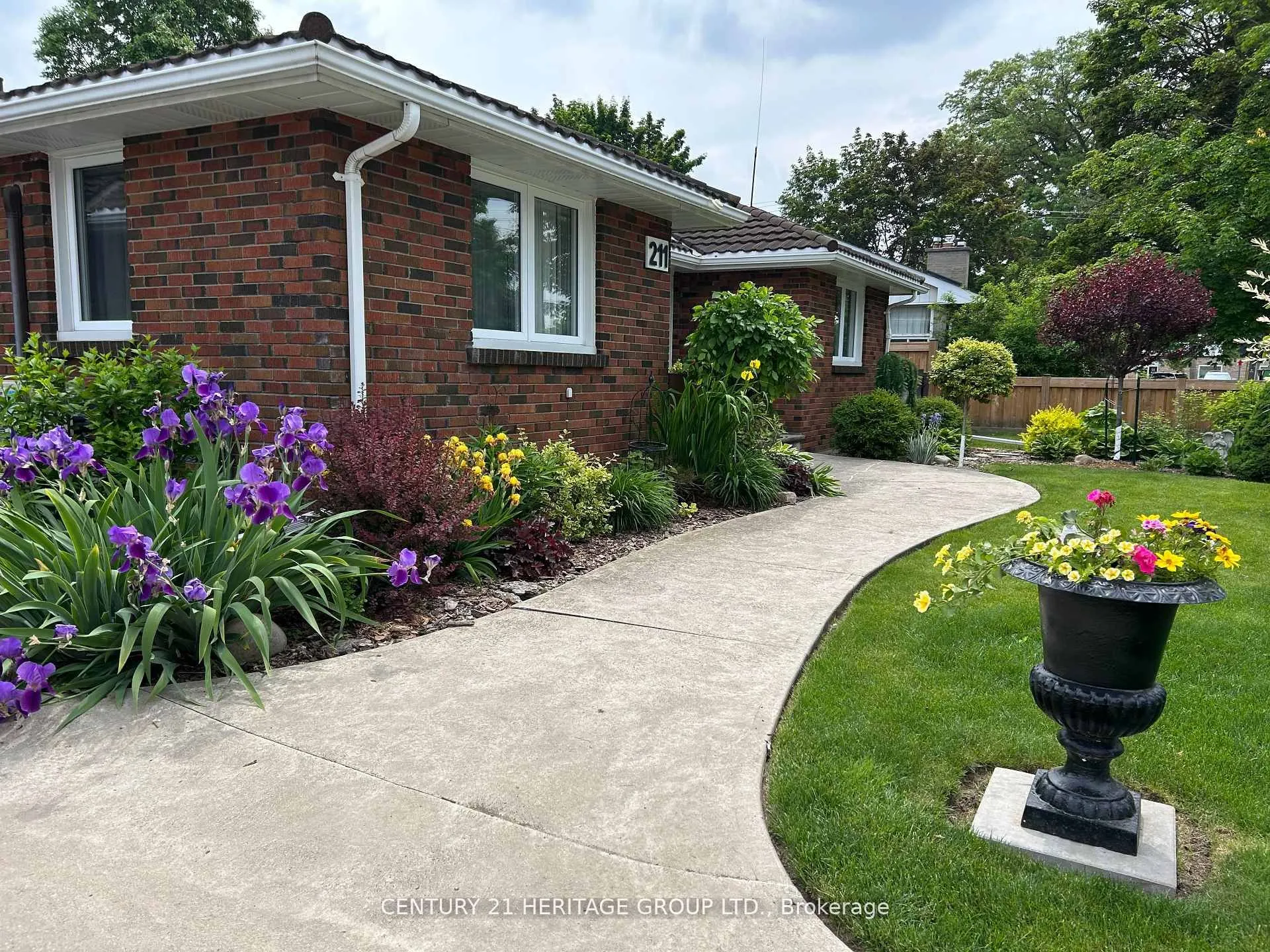211 Albert Street W