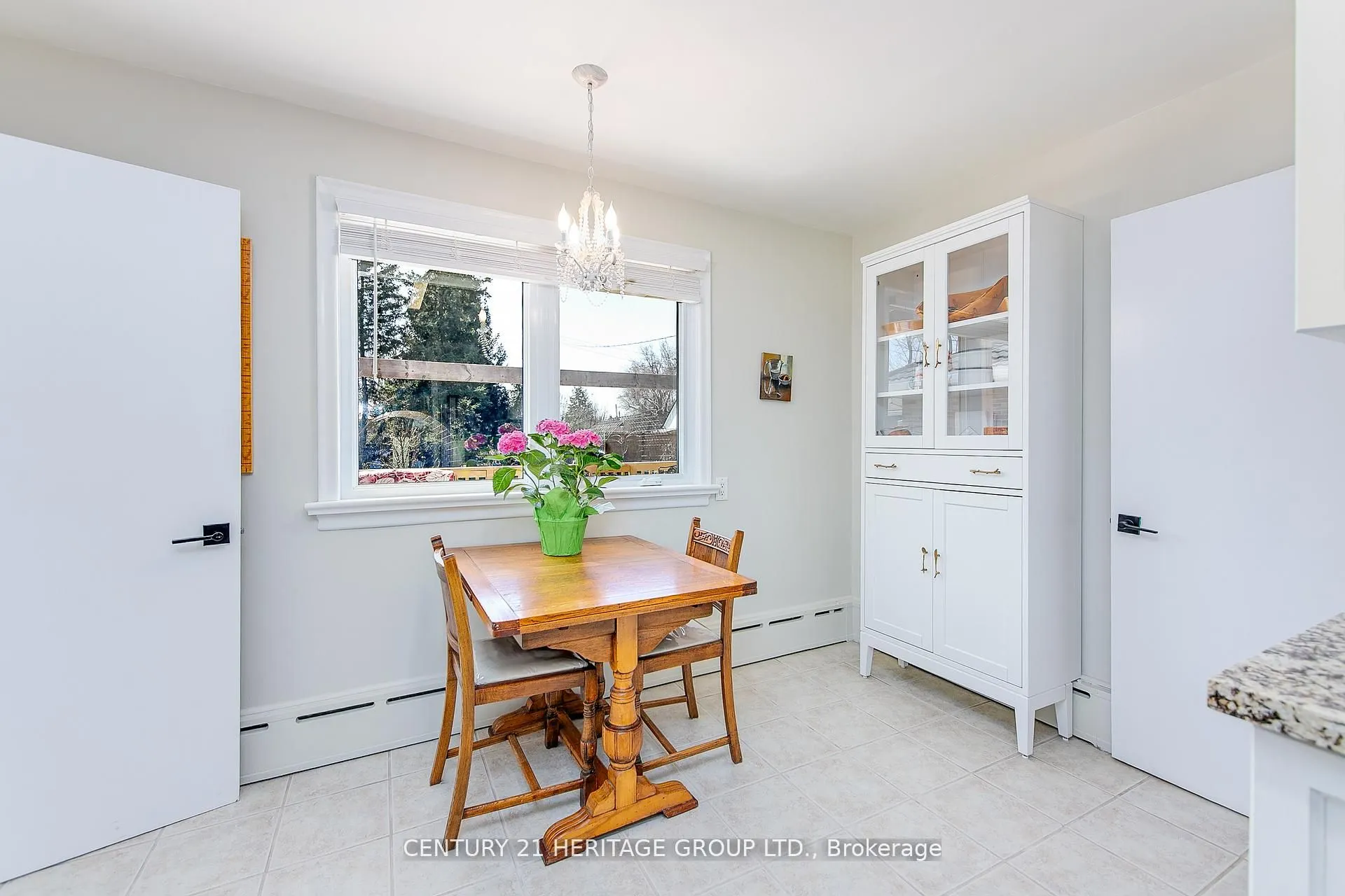 211 Albert Street W