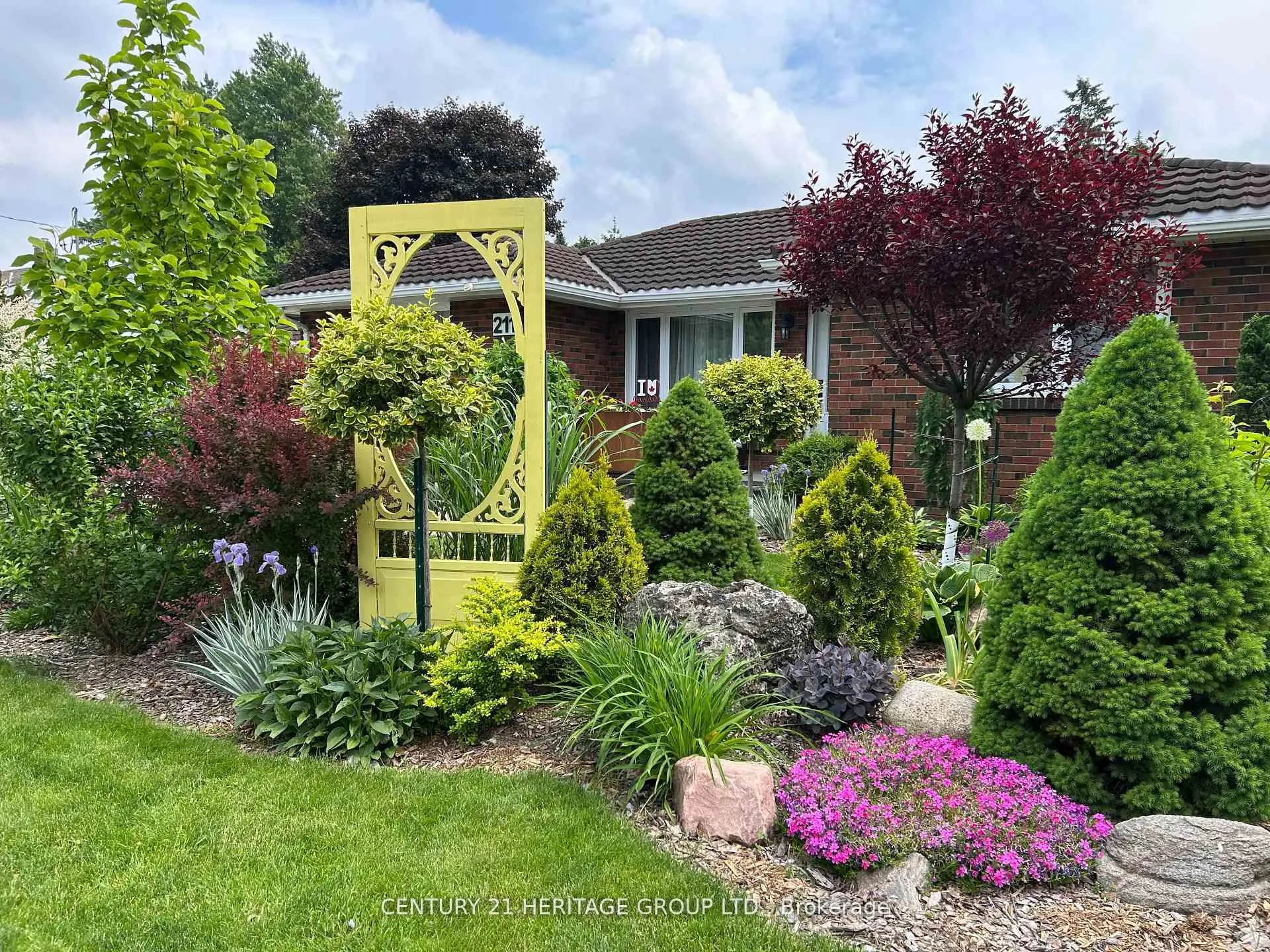 211 Albert Street W