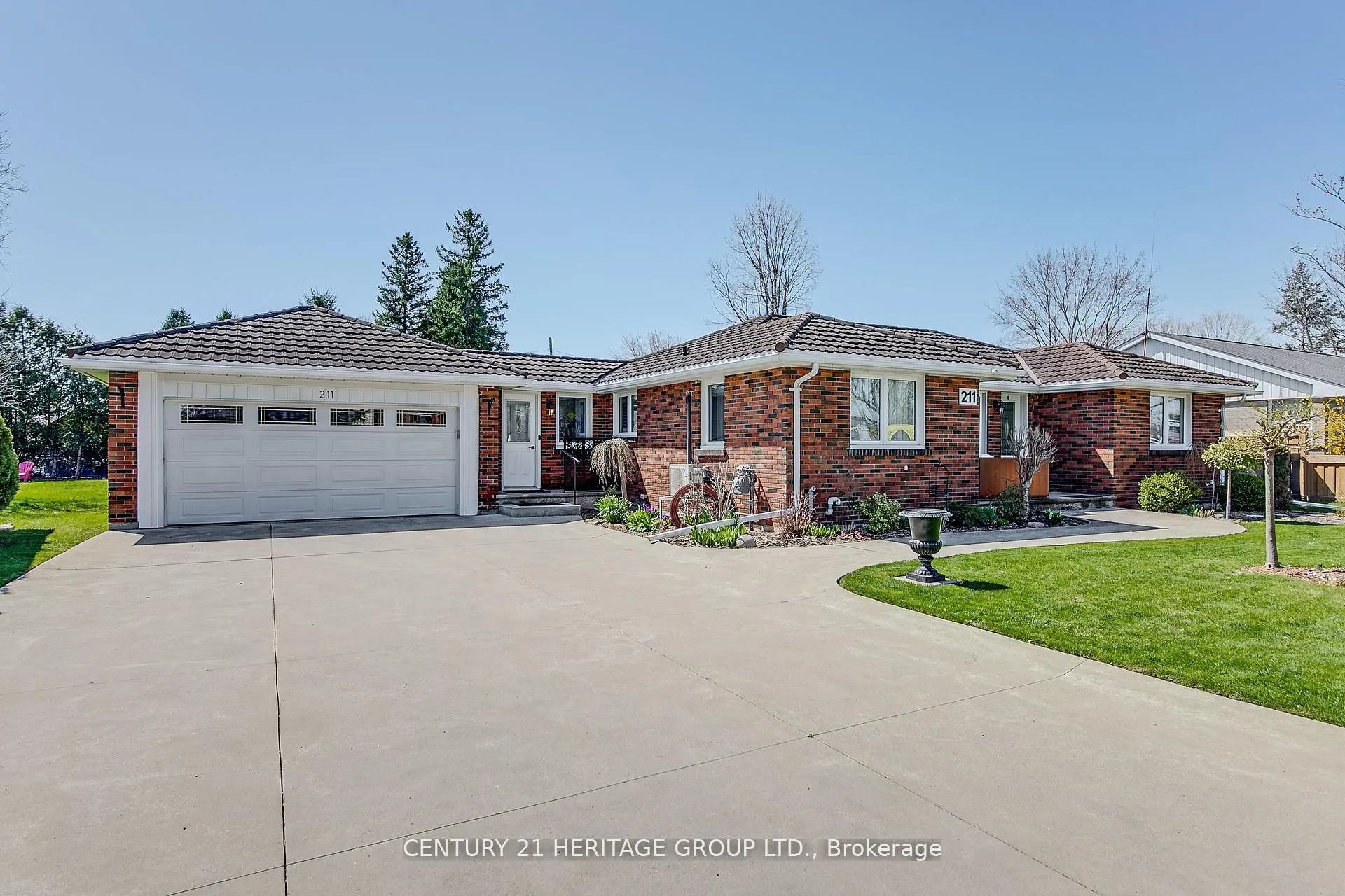 211 Albert Street W