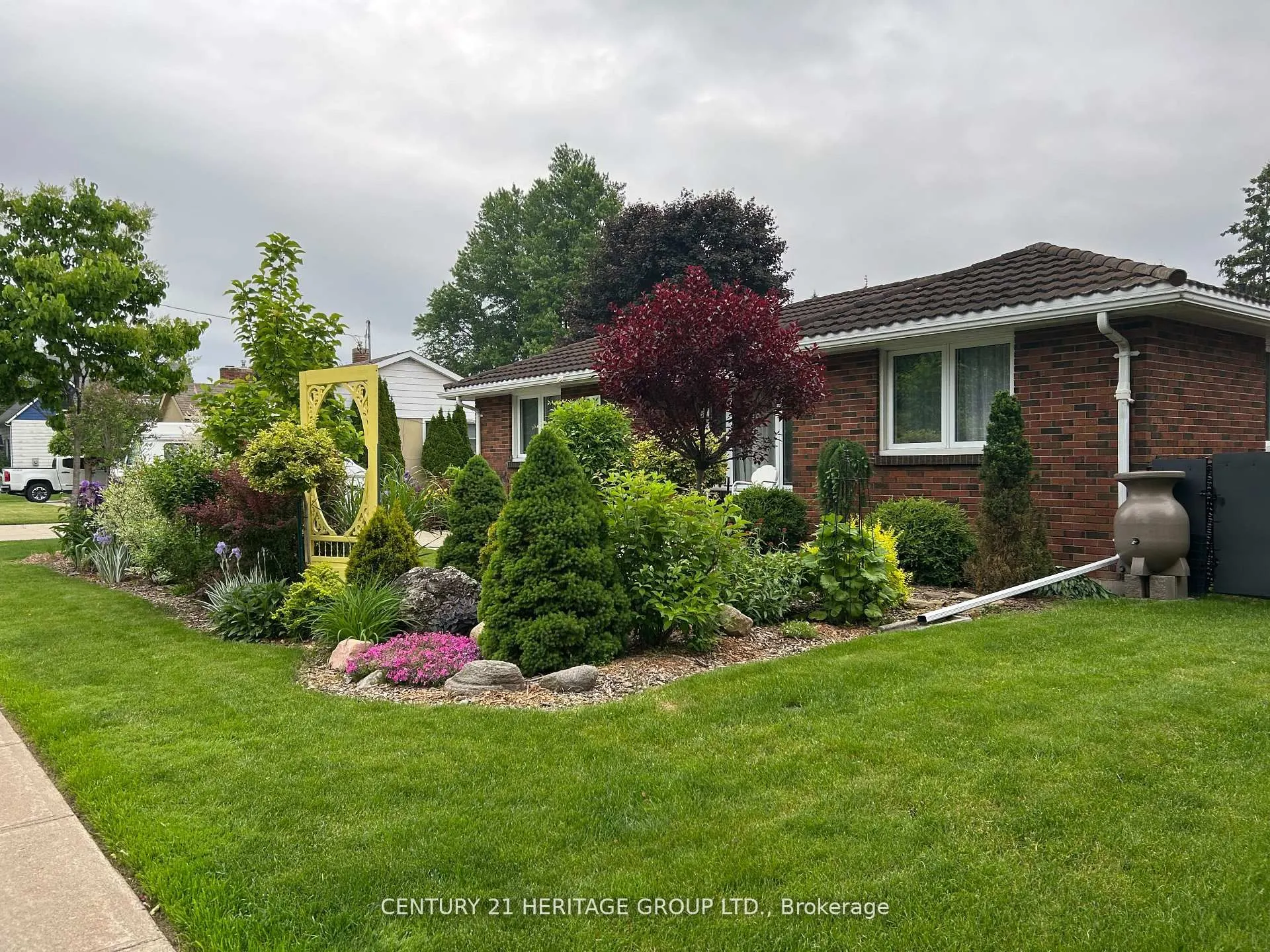 211 Albert Street W