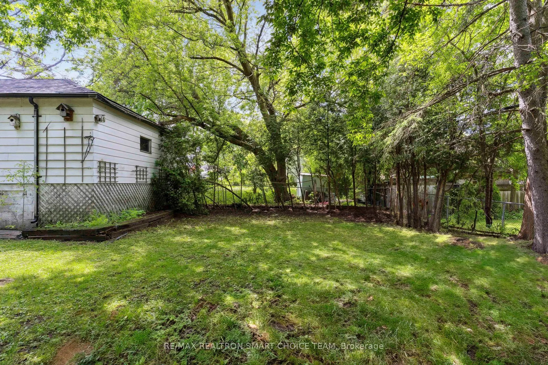 106 Steeles Avenue E