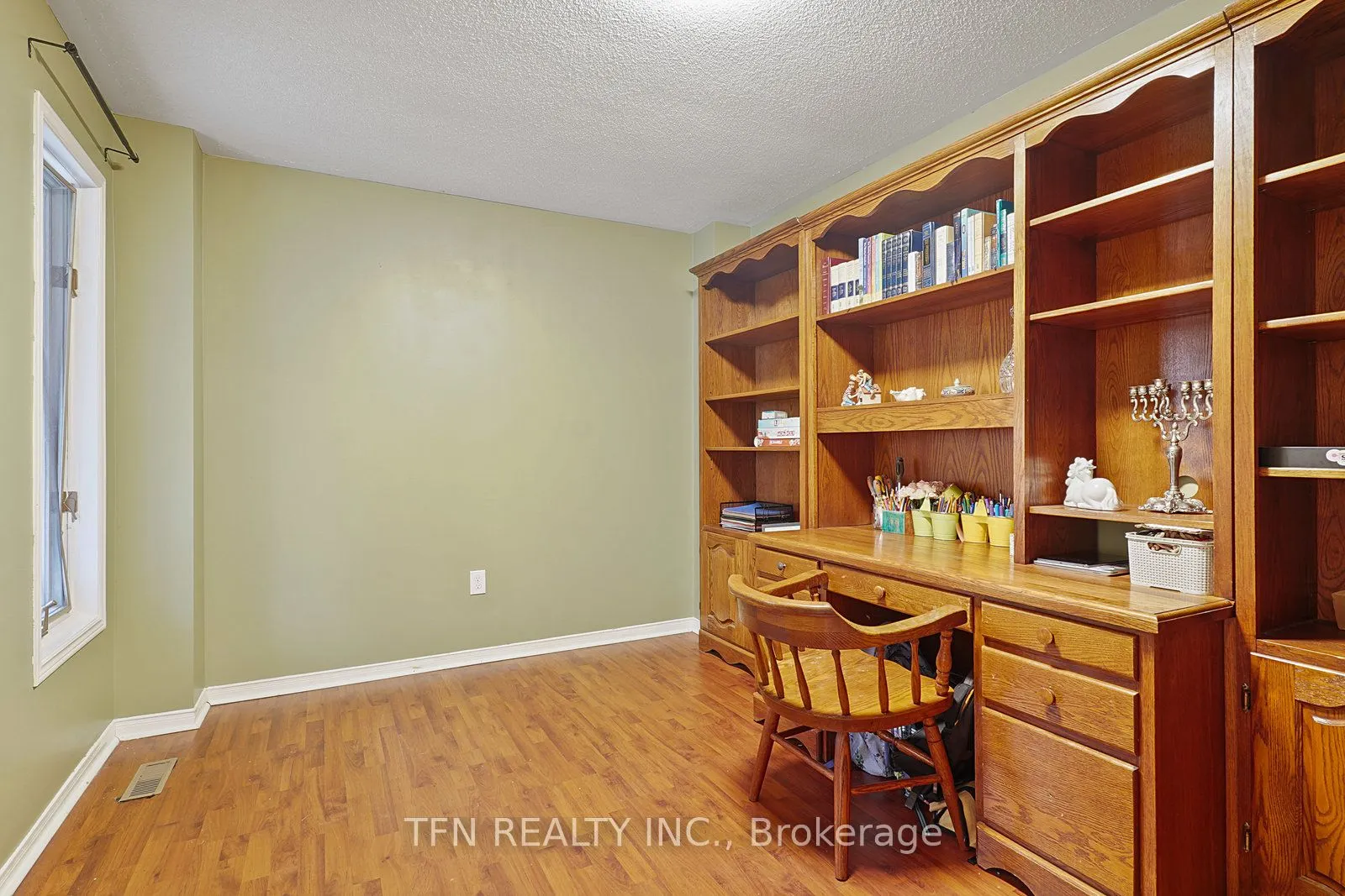 86 Thornbrook Court