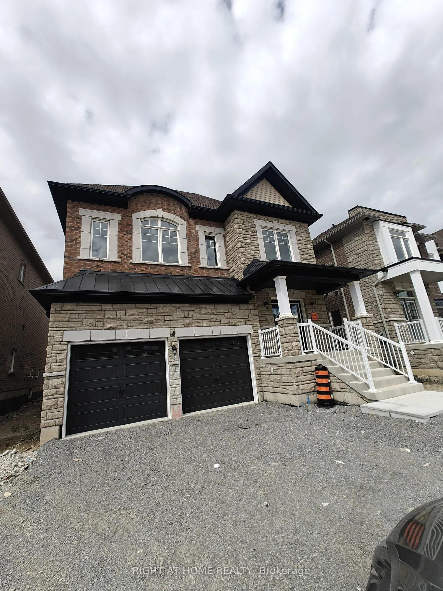 8 La Reine Avenue
