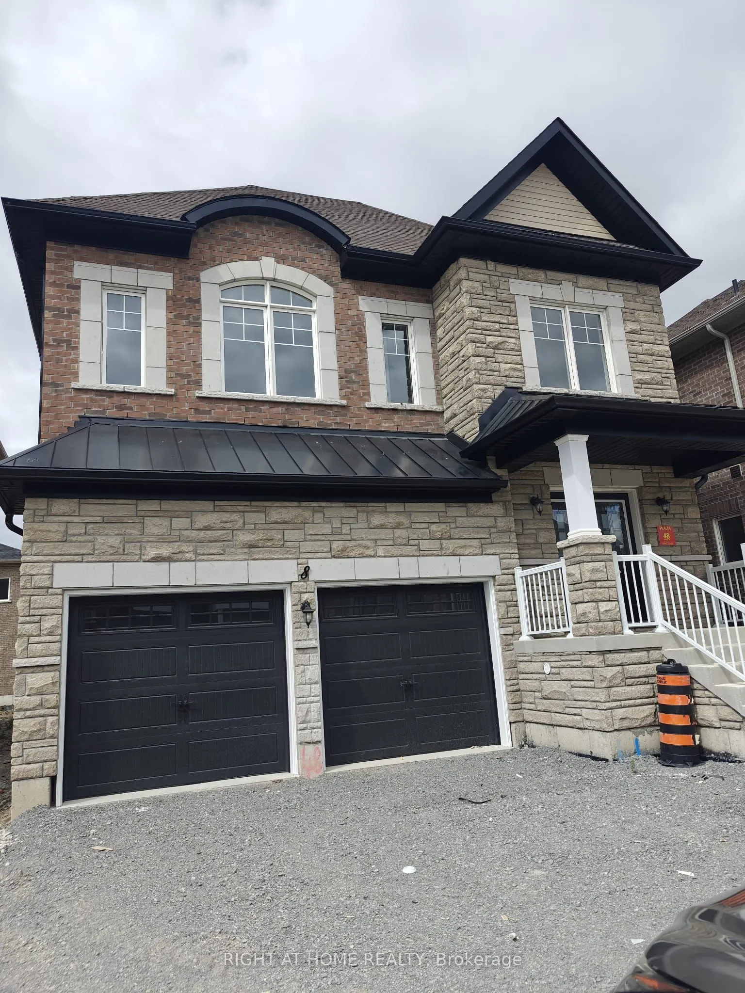 8 La Reine Avenue