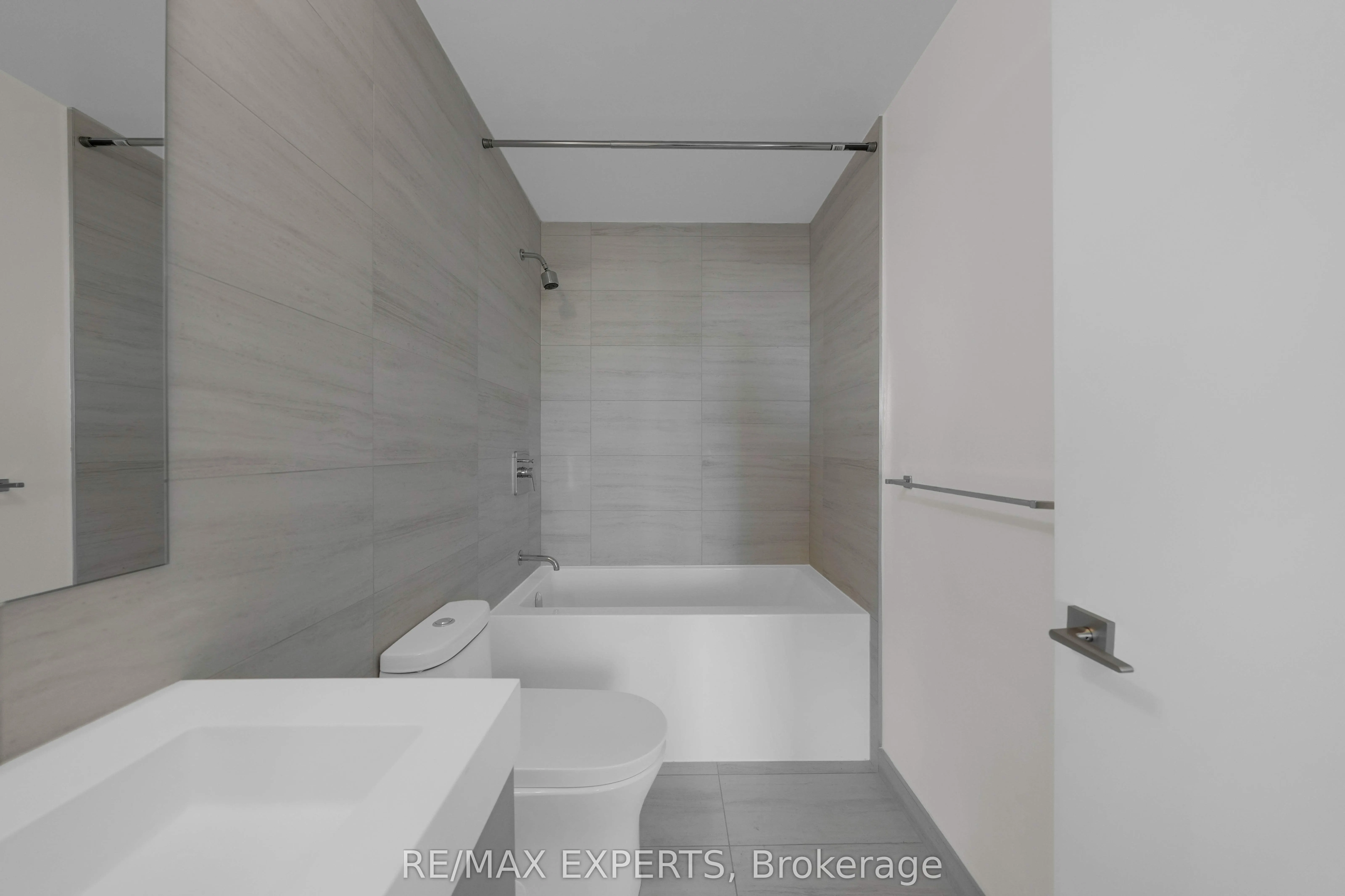 10 Abeja Street, #424
