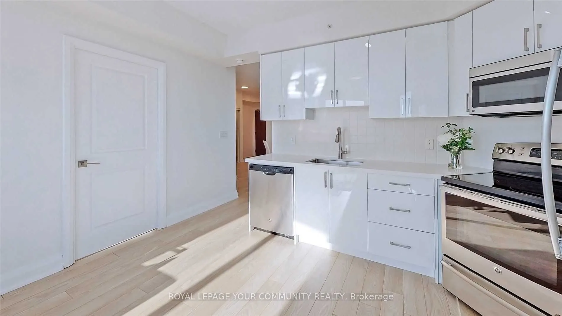 7161 Yonge Street, #2426
